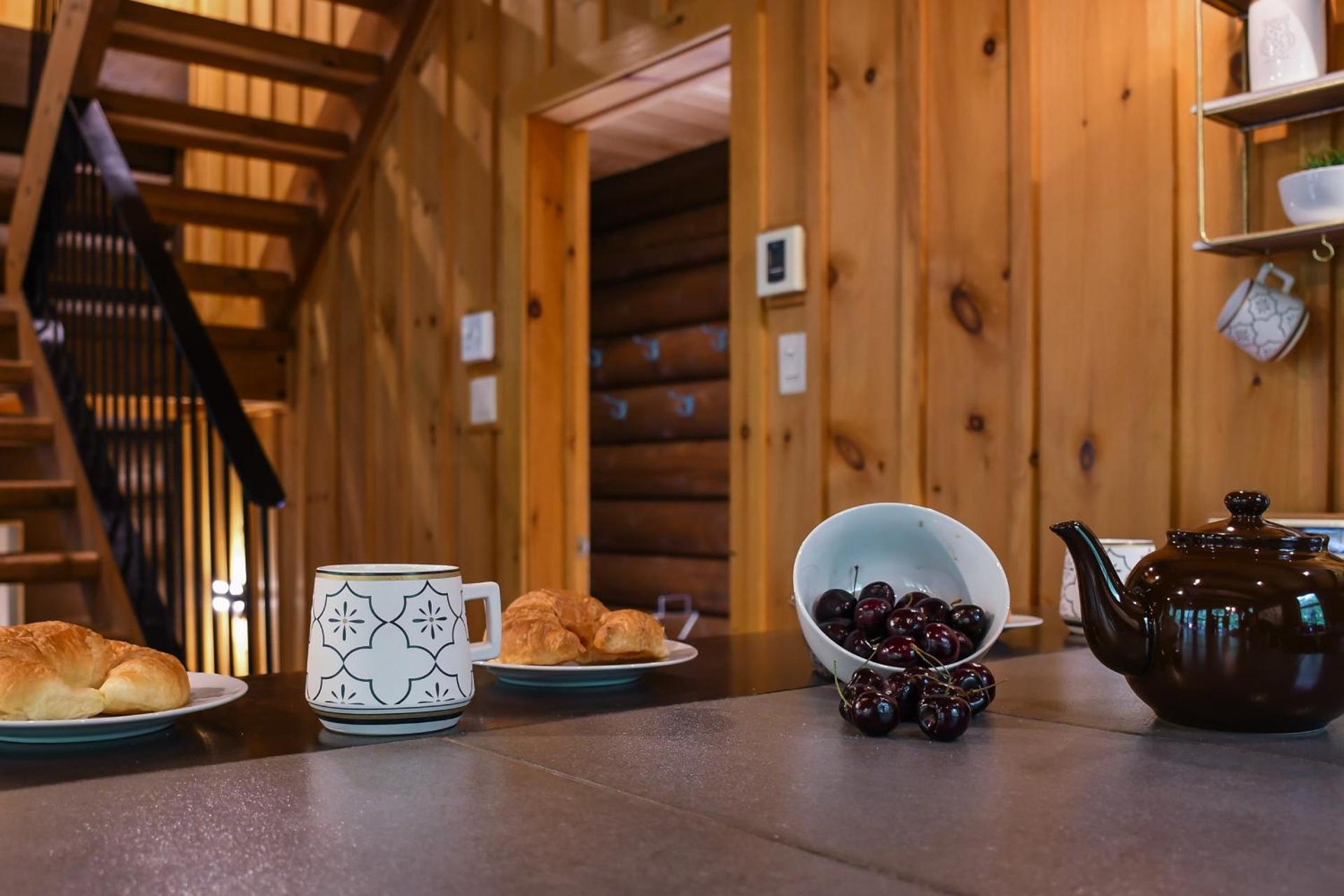 Chic log chalet with hot tub - Mont-Tremblant north side by Reserver.ca