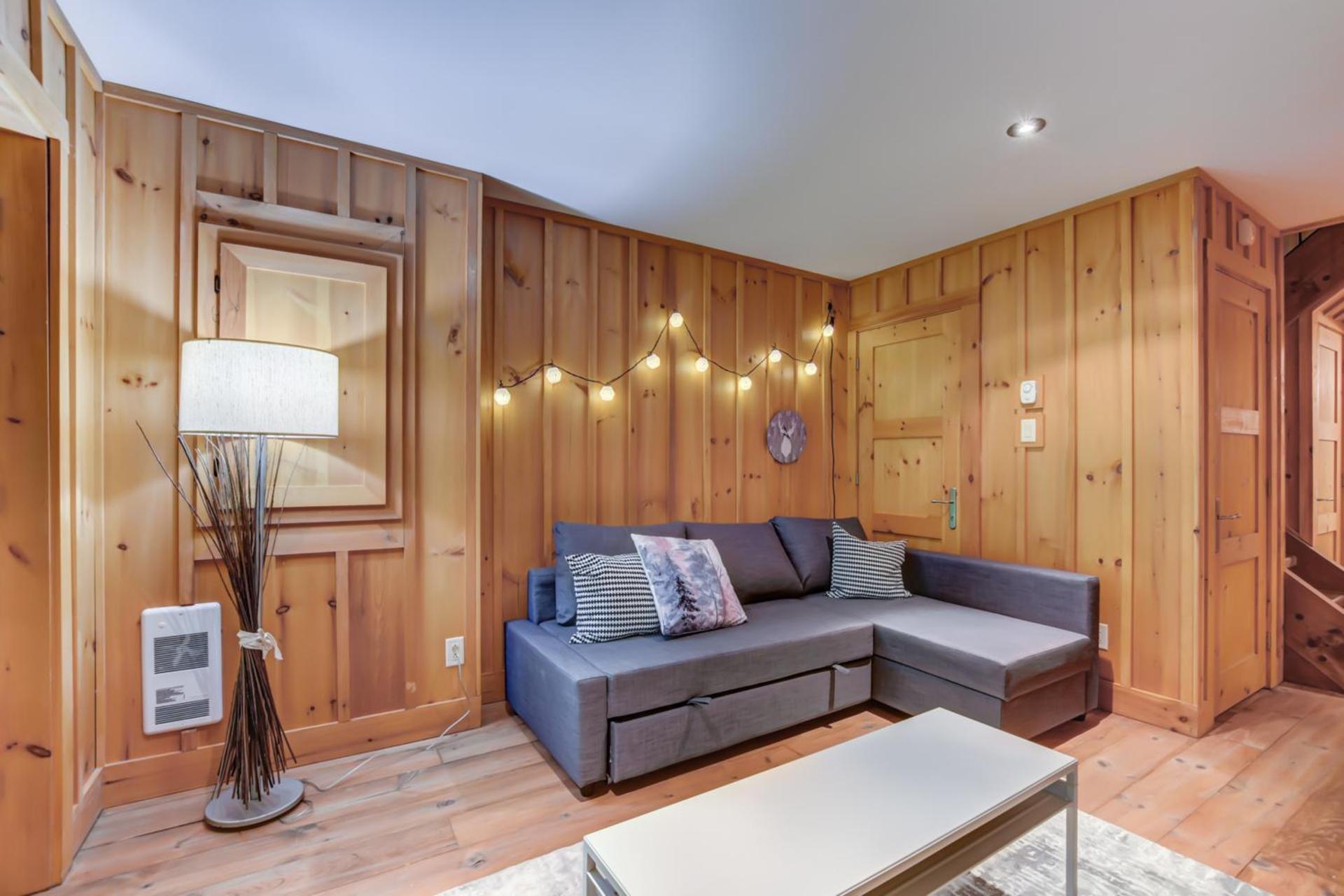 Chic log chalet with hot tub - Mont-Tremblant north side by Reserver.ca