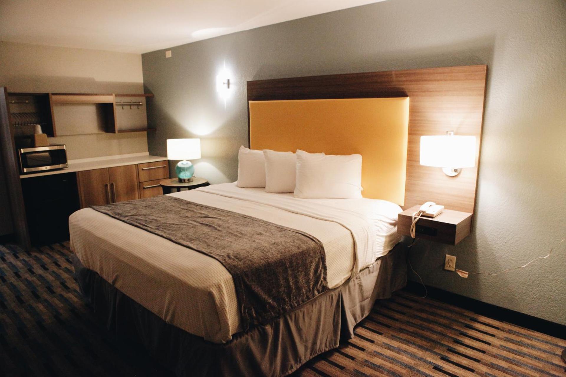 All Seasons Inn & Suites