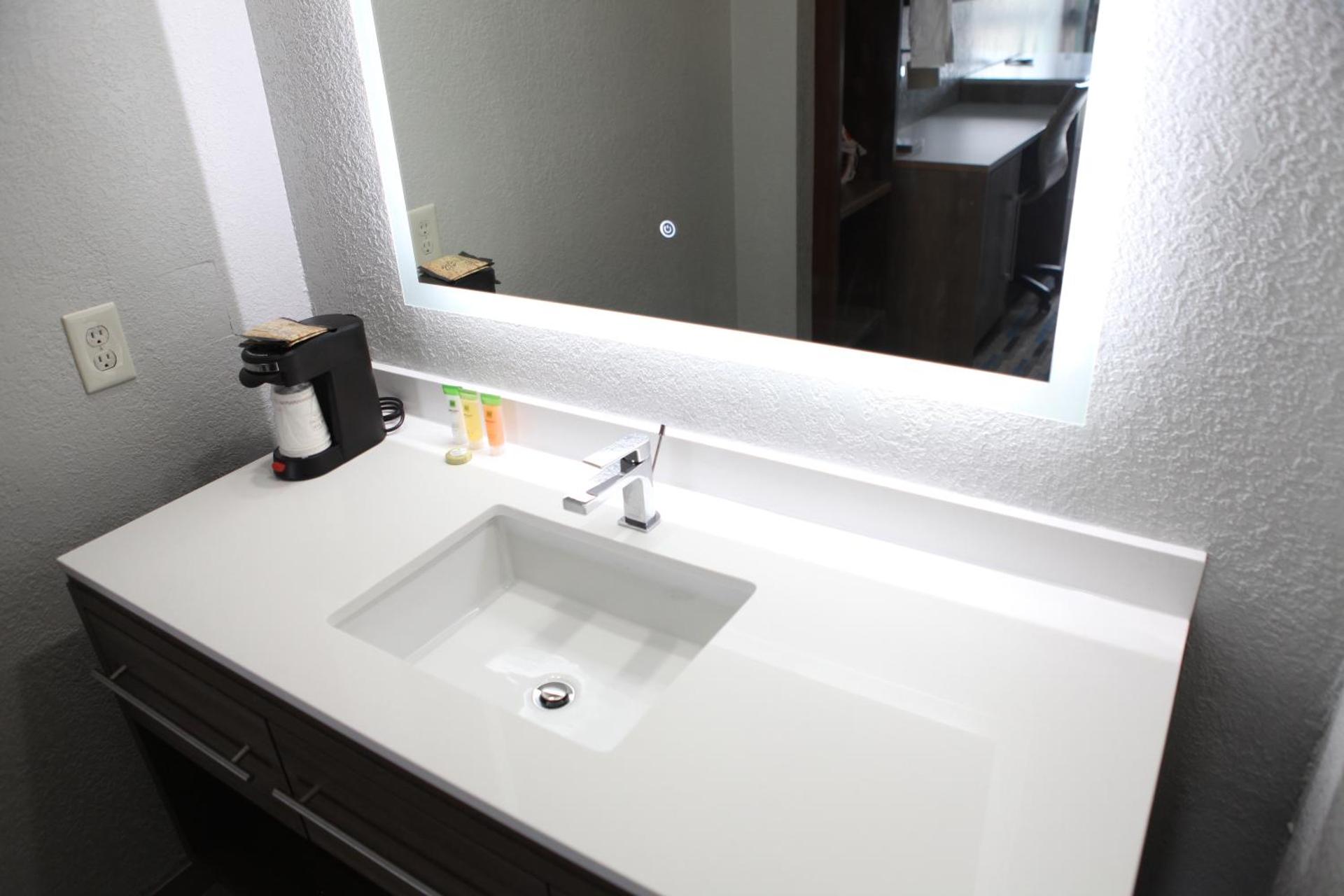 All Seasons Inn & Suites