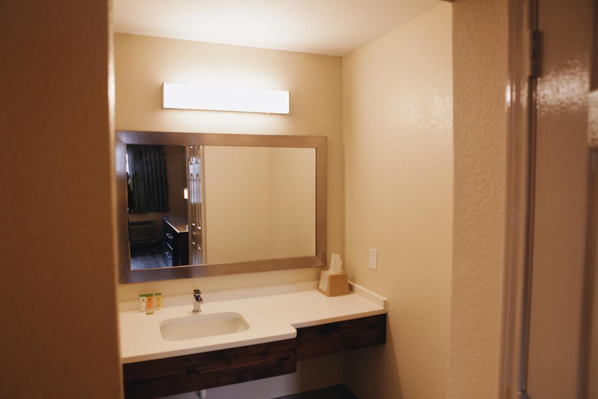 All Seasons Inn & Suites