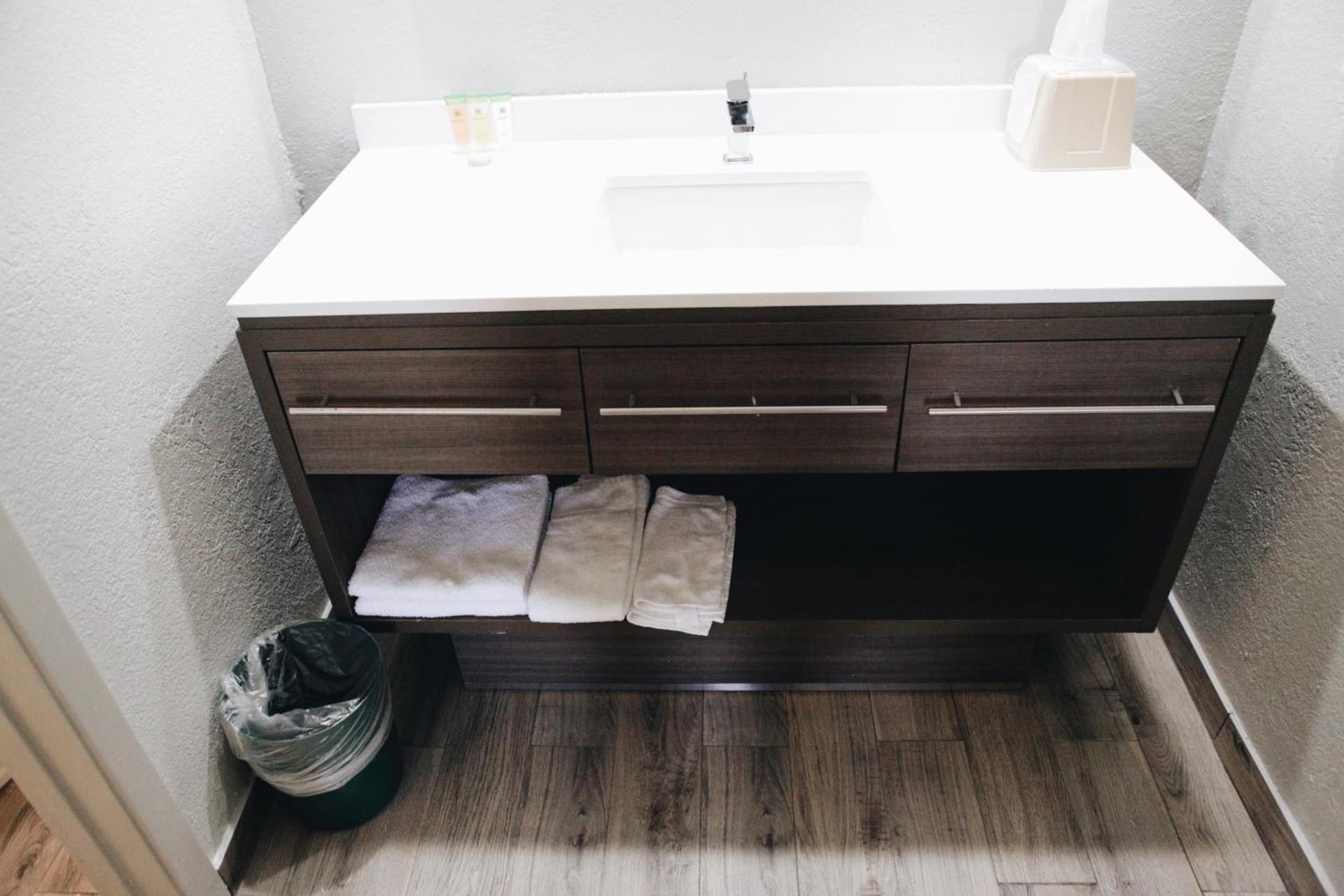 All Seasons Inn & Suites