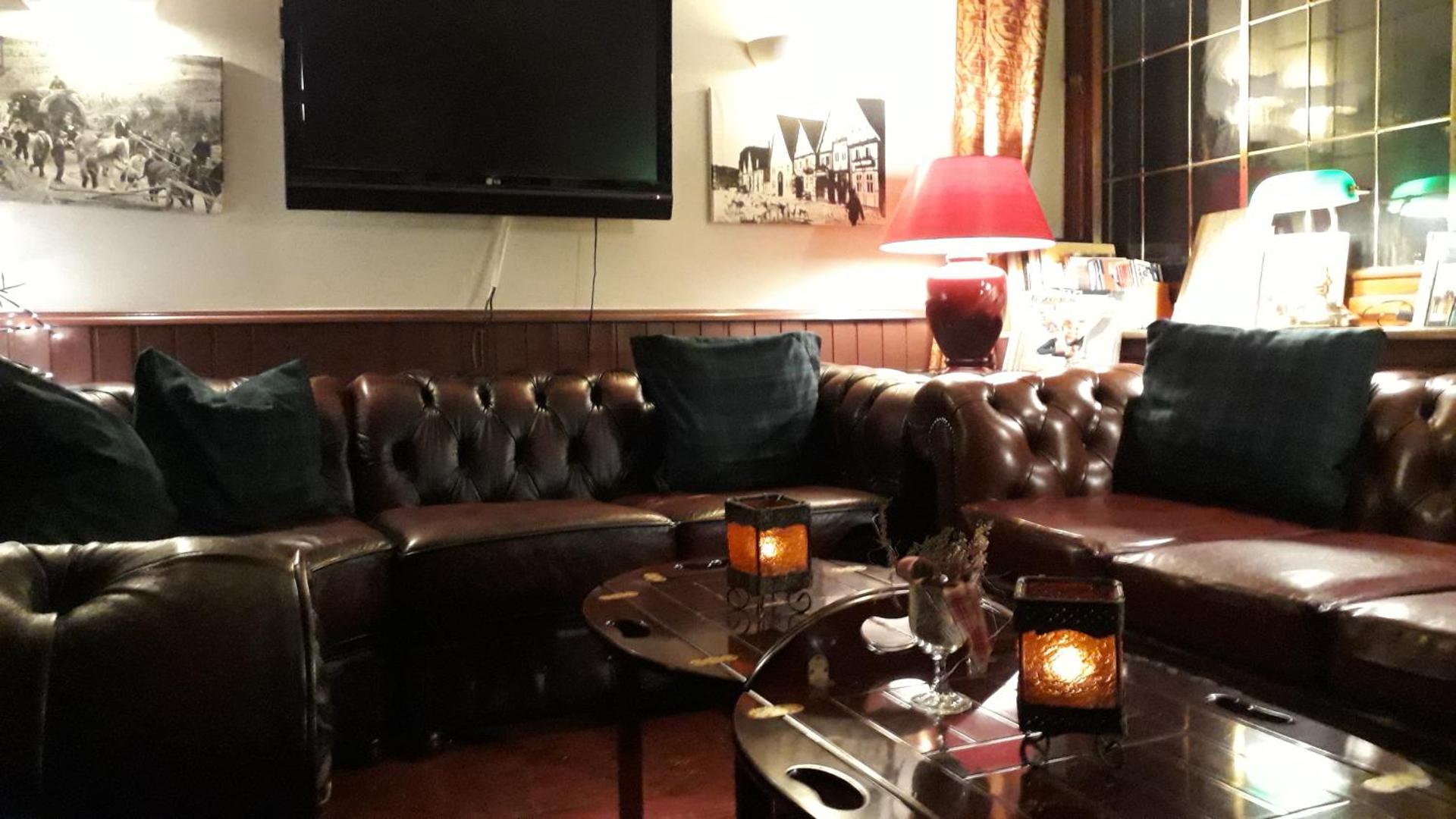 Communal lounge/ TV room