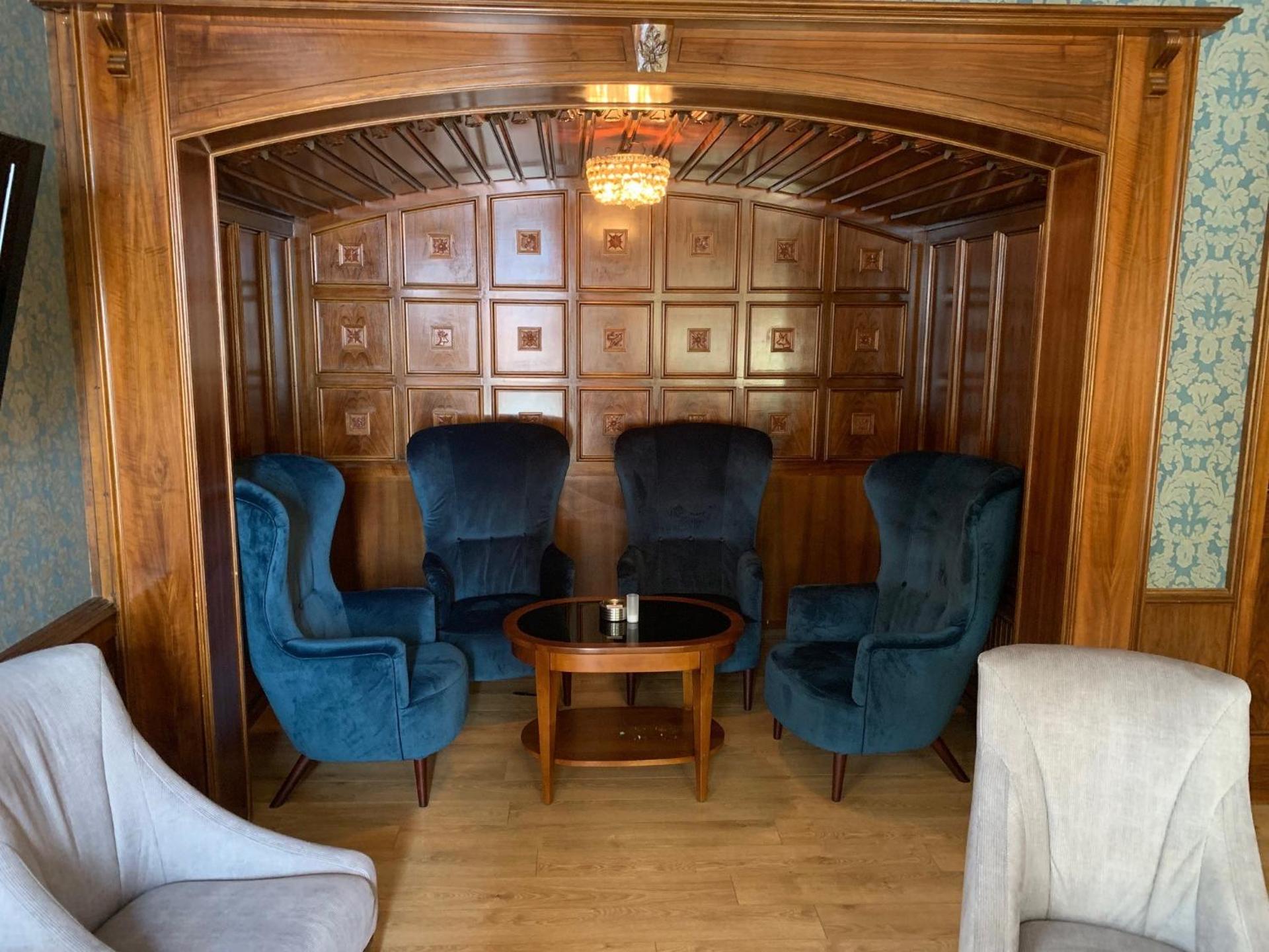 Communal lounge/ TV room