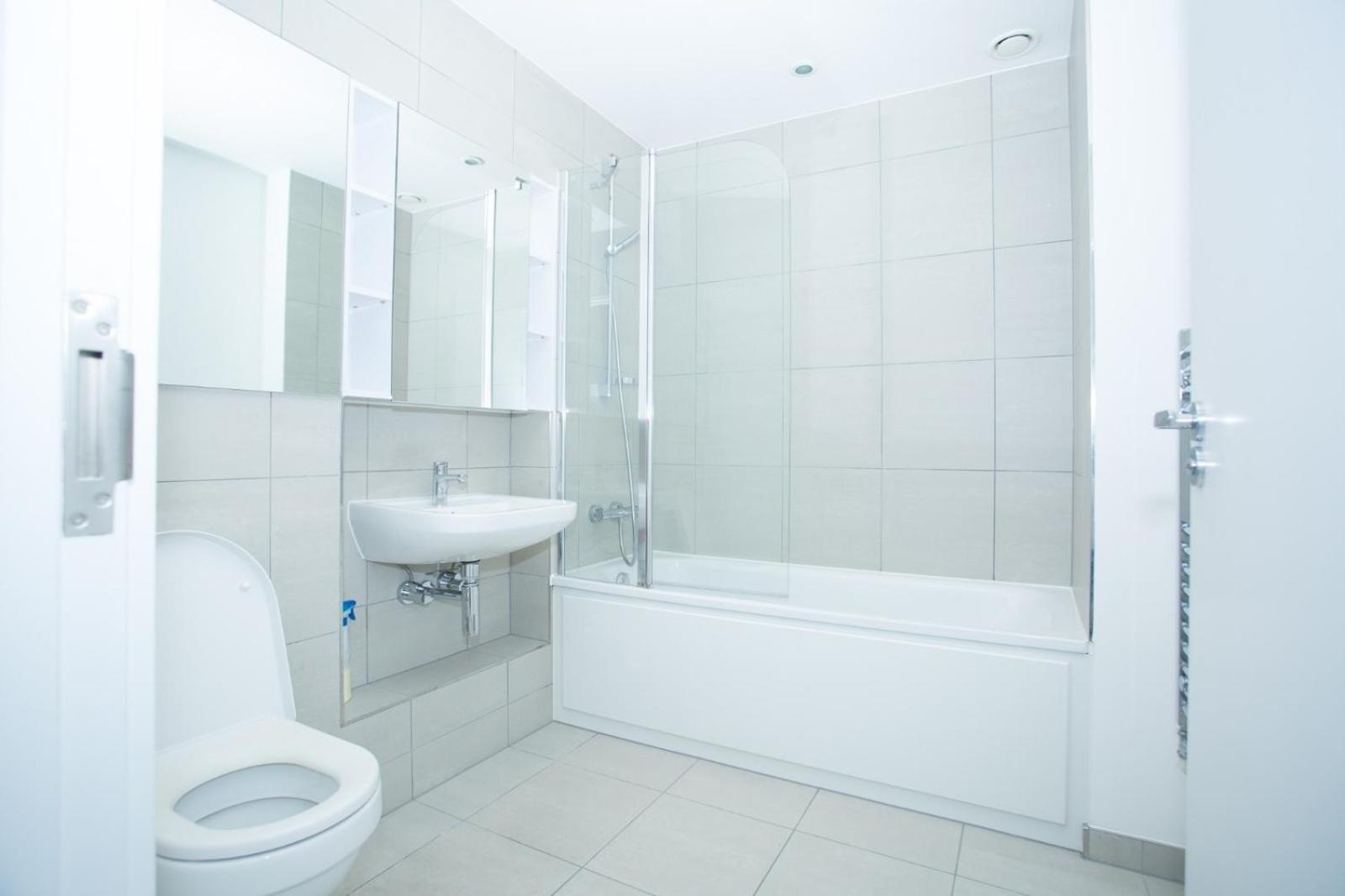 Thames View 2 Bed Apartment With Balcony