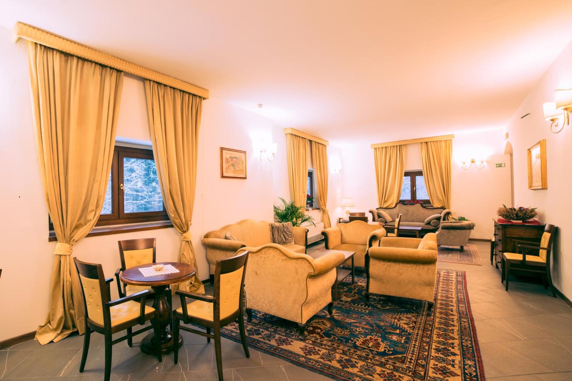 Communal lounge/ TV room