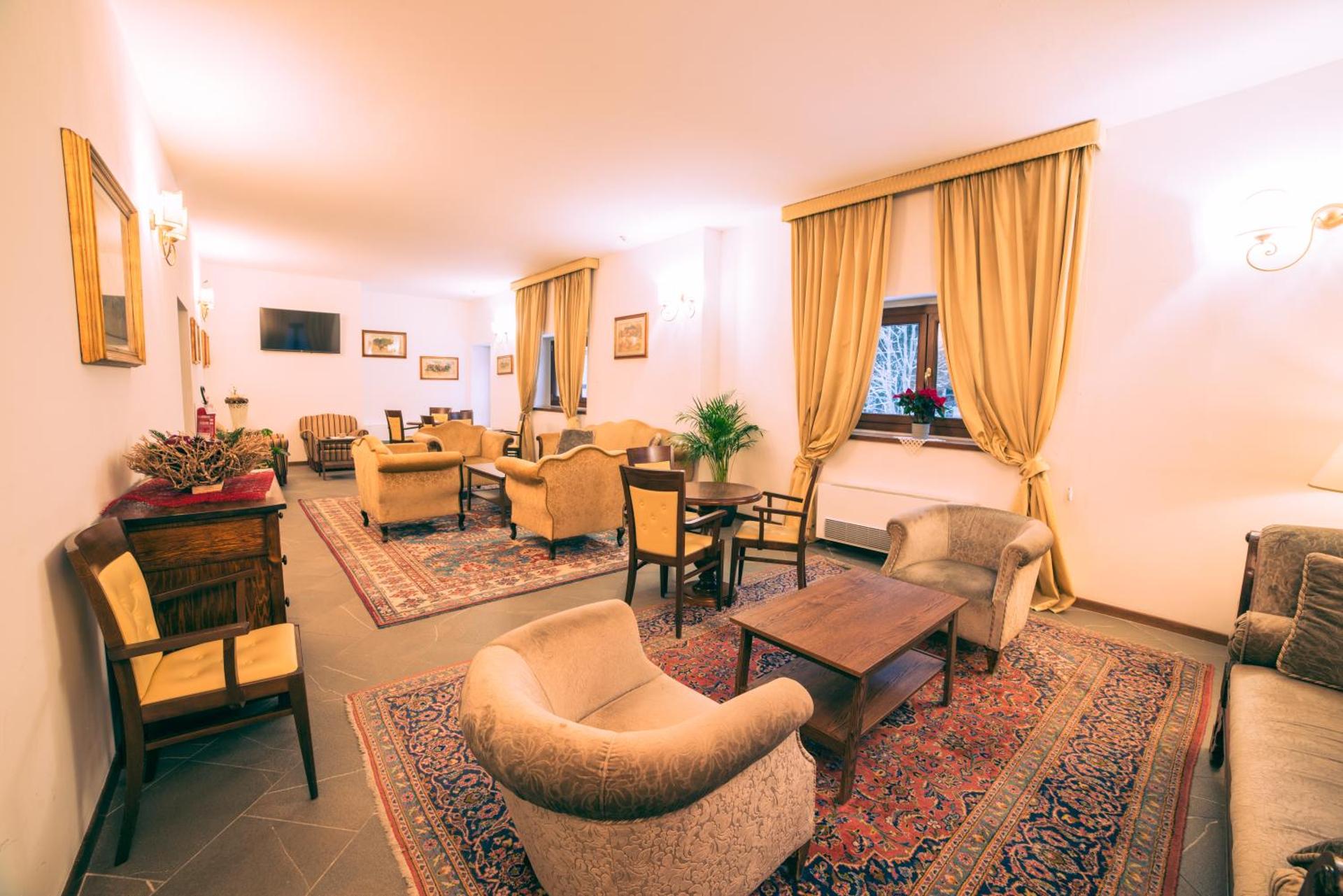 Communal lounge/ TV room