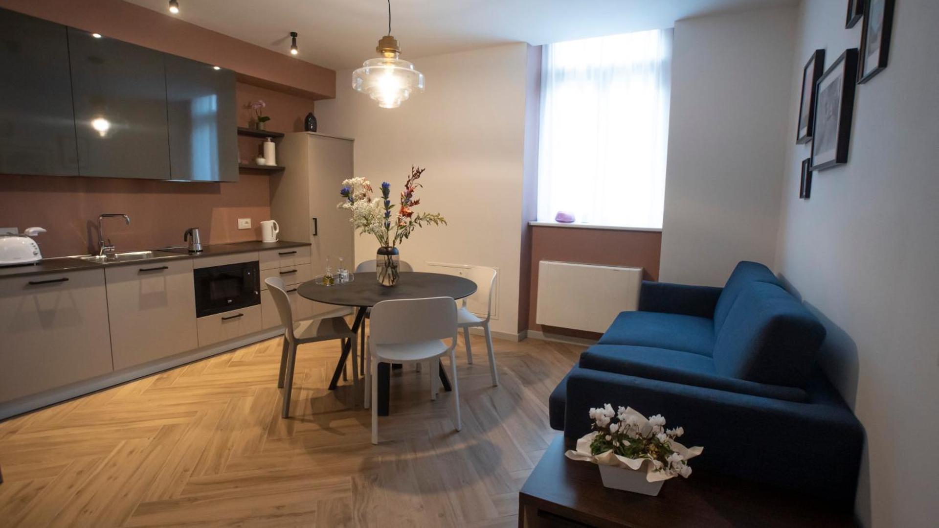 Apartment with Mountain View