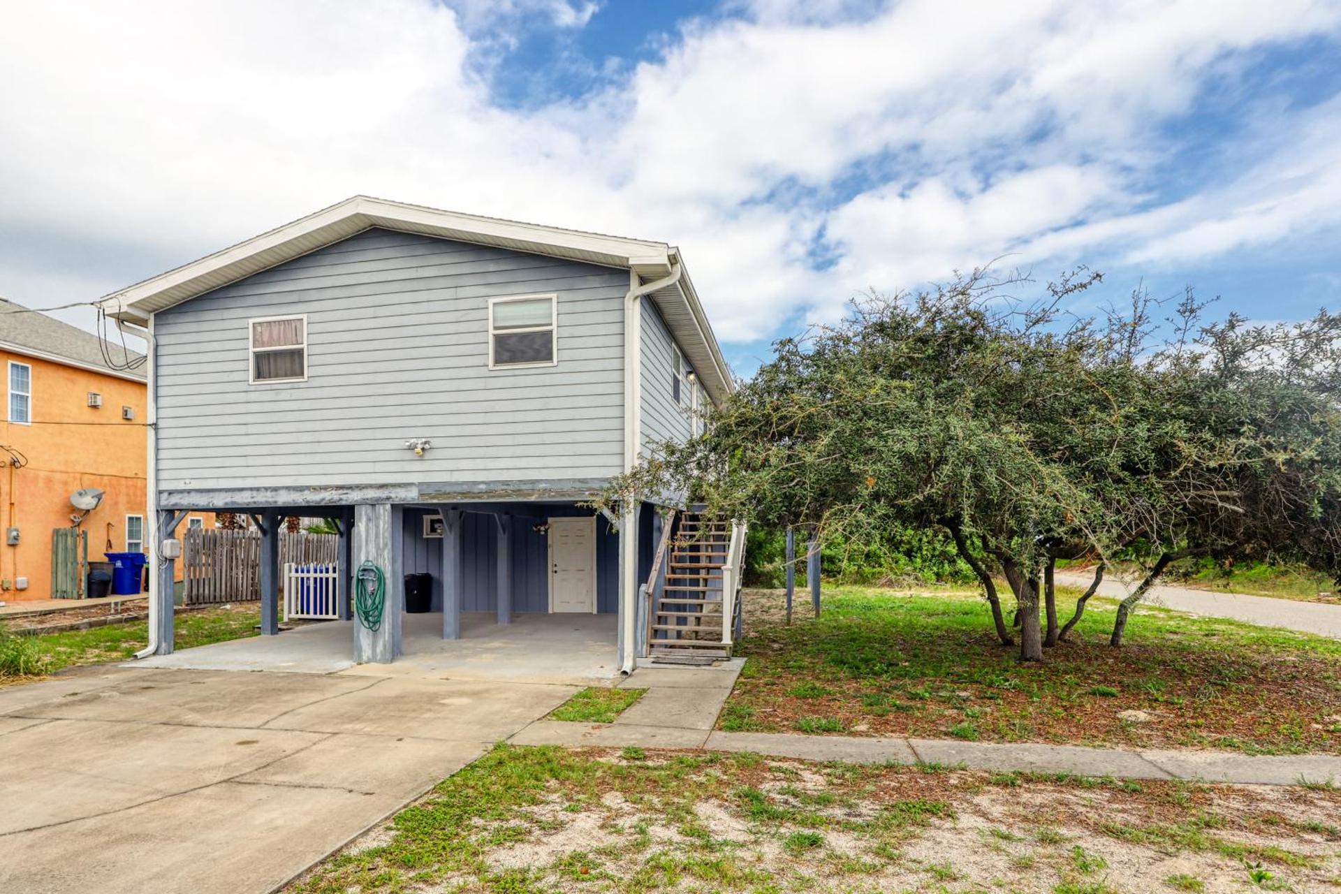 Dog-Friendly Home with Beach Access & Deck - Snowbirds Welcome