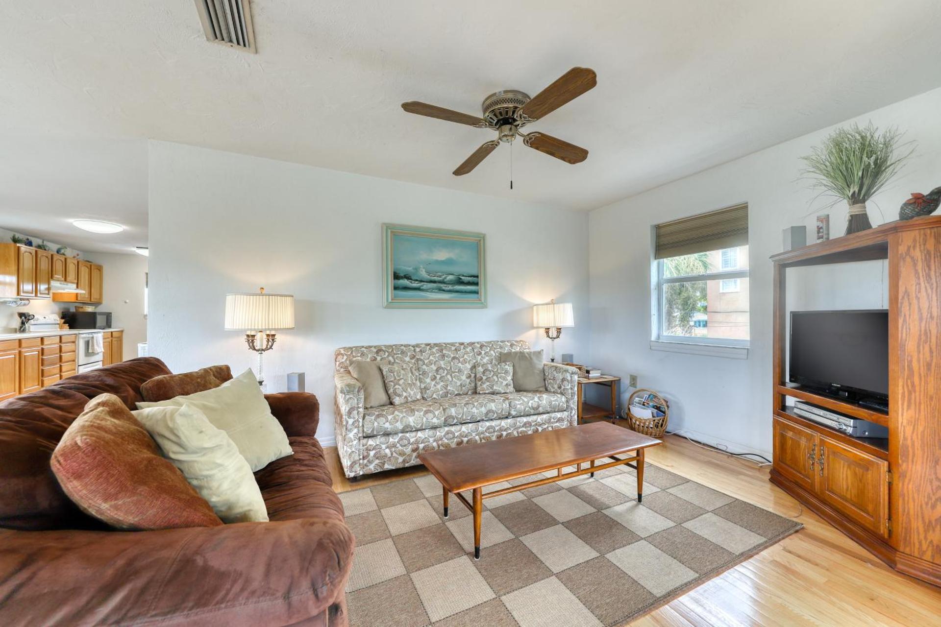 Dog-Friendly Home with Beach Access & Deck - Snowbirds Welcome