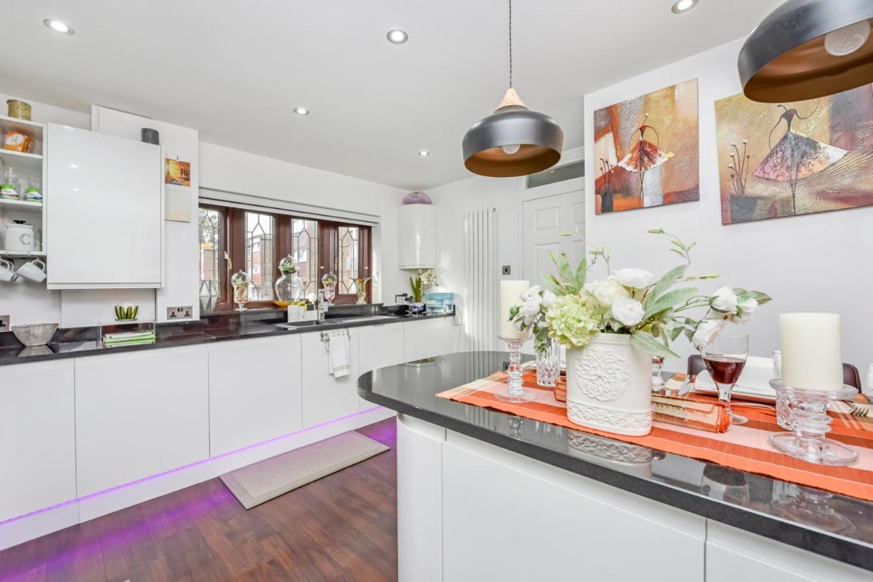 Docklands Stay, Room in Modern Spacious House - Near Excel Centre, City Airport, UEL,Sleeps 2