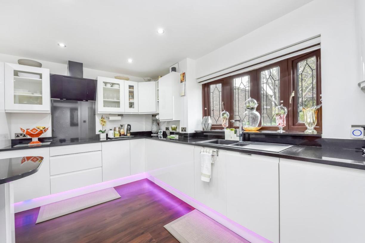 Docklands Stay, Room in Modern Spacious House - Near Excel Centre, City Airport, UEL,Sleeps 2