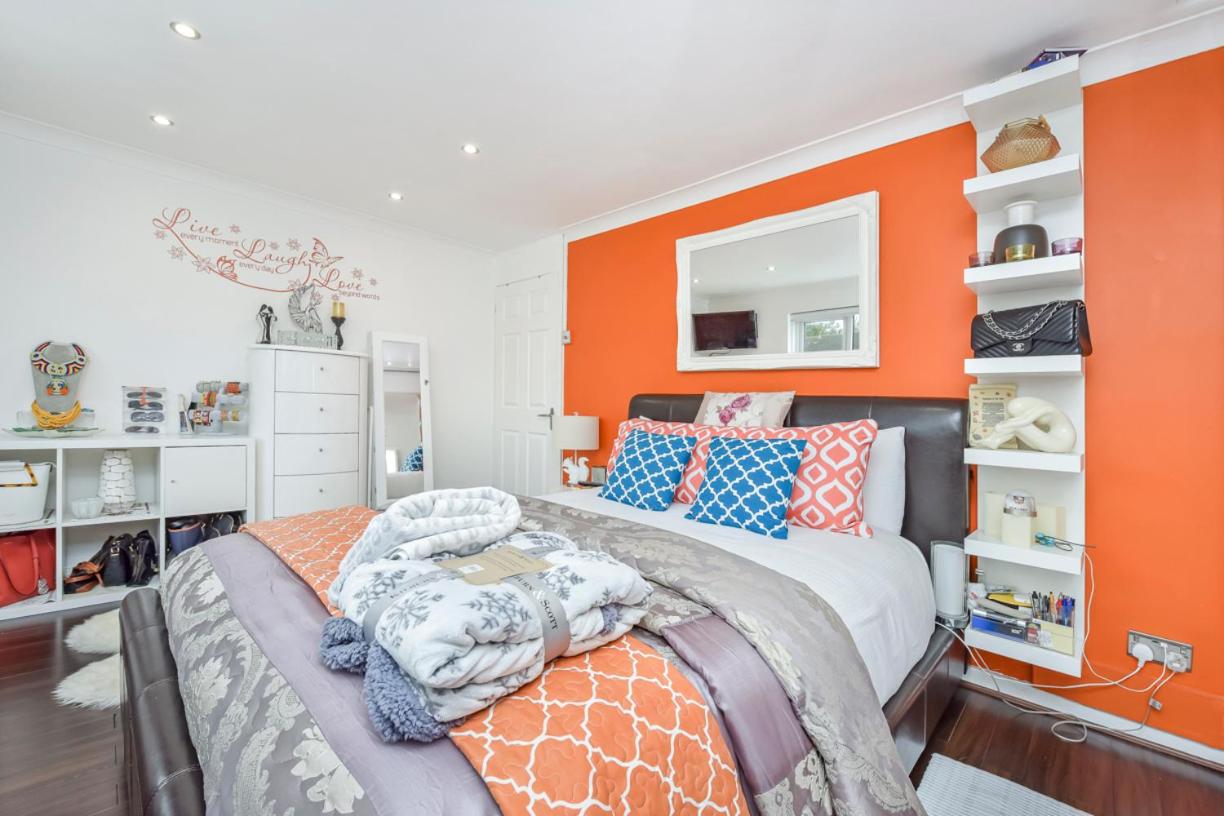 Docklands Stay, Room in Modern Spacious House - Near Excel Centre, City Airport, UEL,Sleeps 2