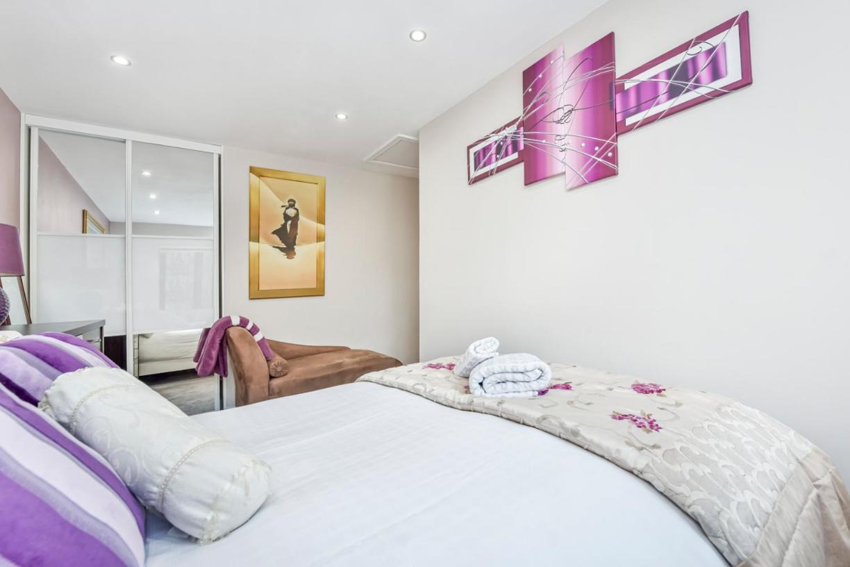 Docklands Stay, Room in Modern Spacious House - Near Excel Centre, City Airport, UEL,Sleeps 2