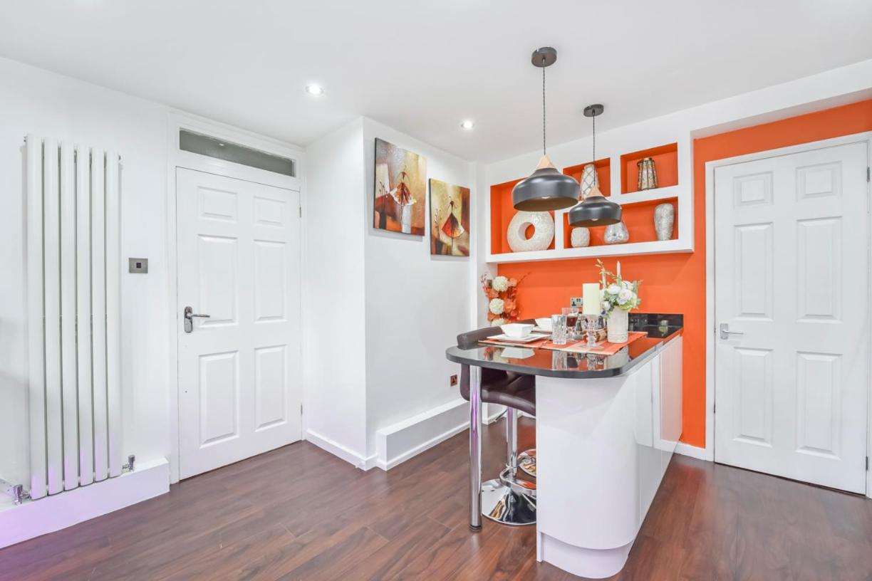 Docklands Stay, Room in Modern Spacious House - Near Excel Centre, City Airport, UEL,Sleeps 2