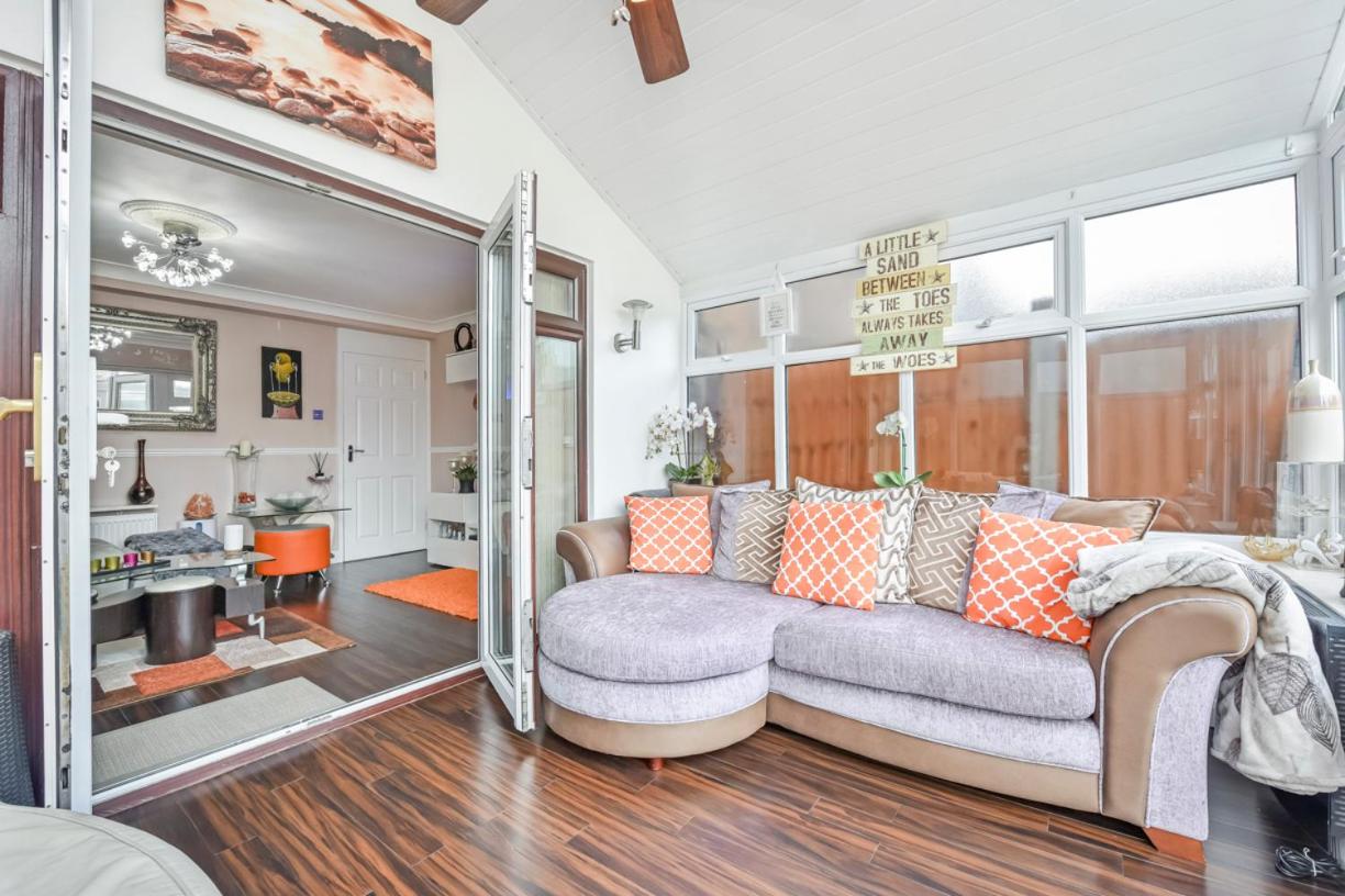 Docklands Stay, Room in Modern Spacious House - Near Excel Centre, City Airport, UEL,Sleeps 2