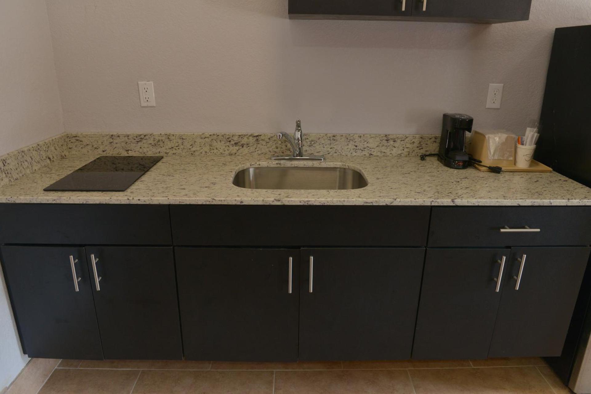 Efficiency King Suite - Non-Smoking