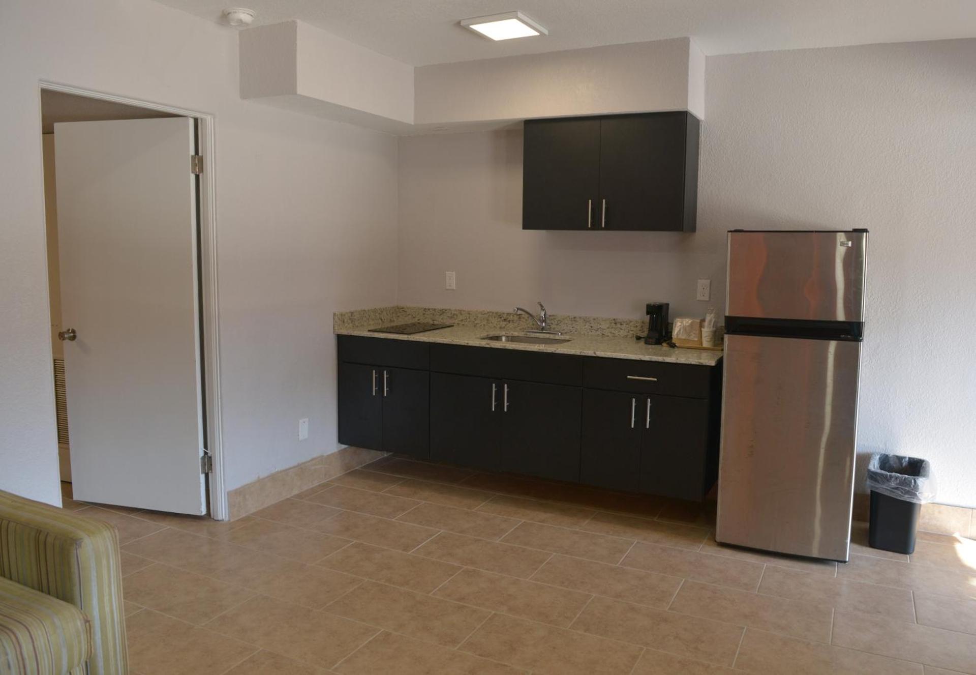 Efficiency King Suite - Non-Smoking