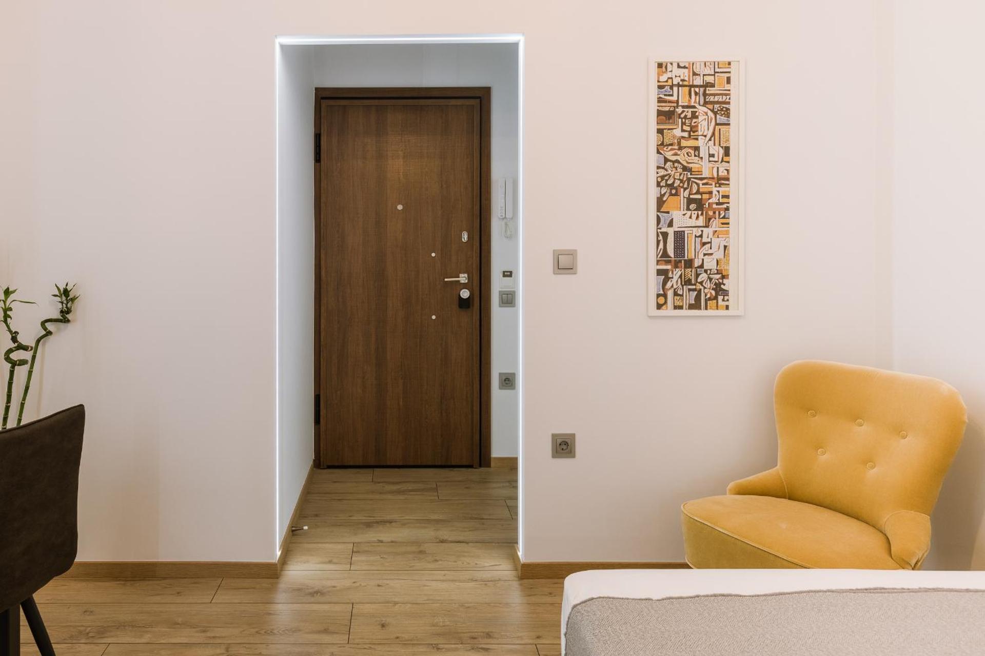 Minimal apartment on the shadow of the Acropolis