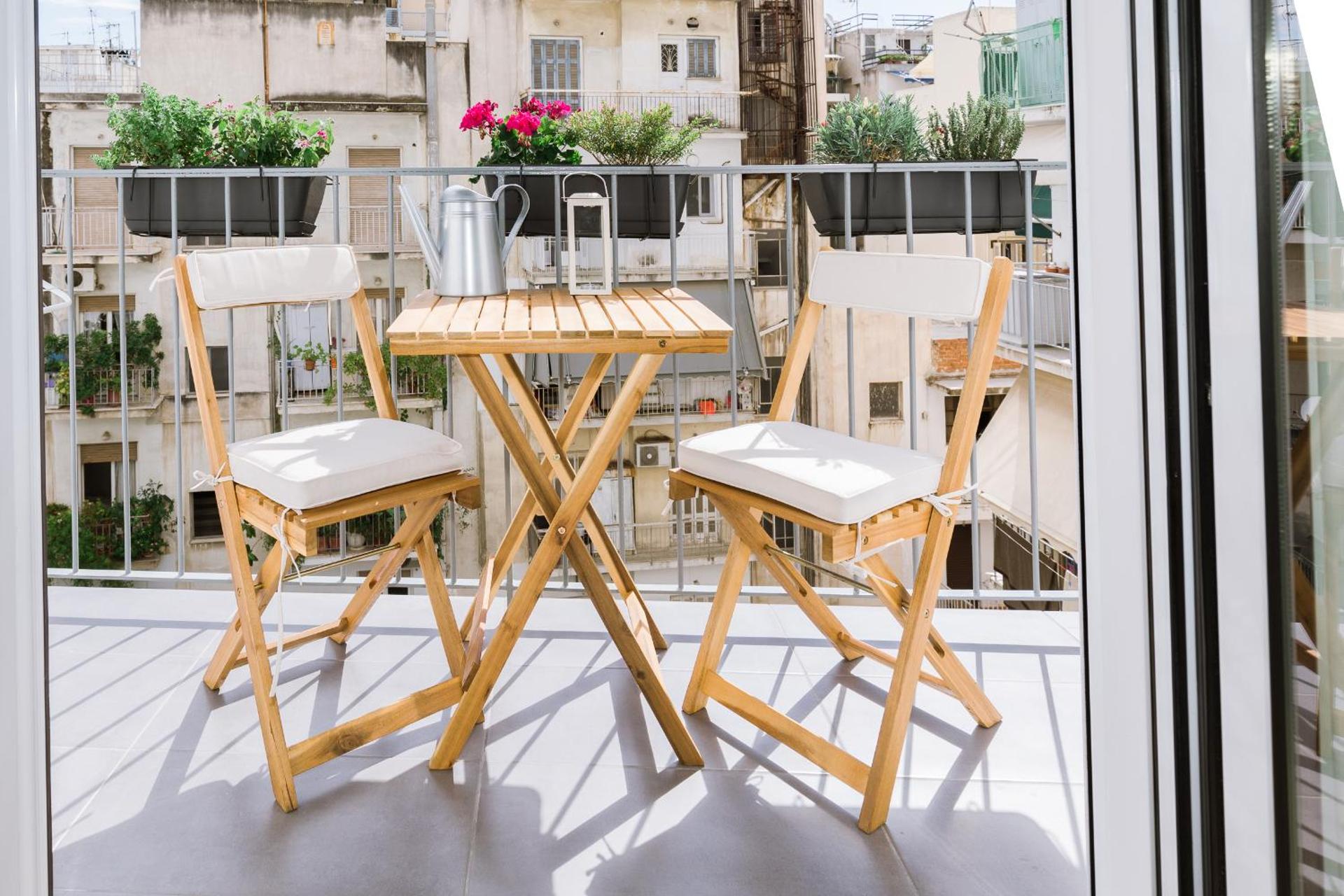 Minimal apartment on the shadow of the Acropolis