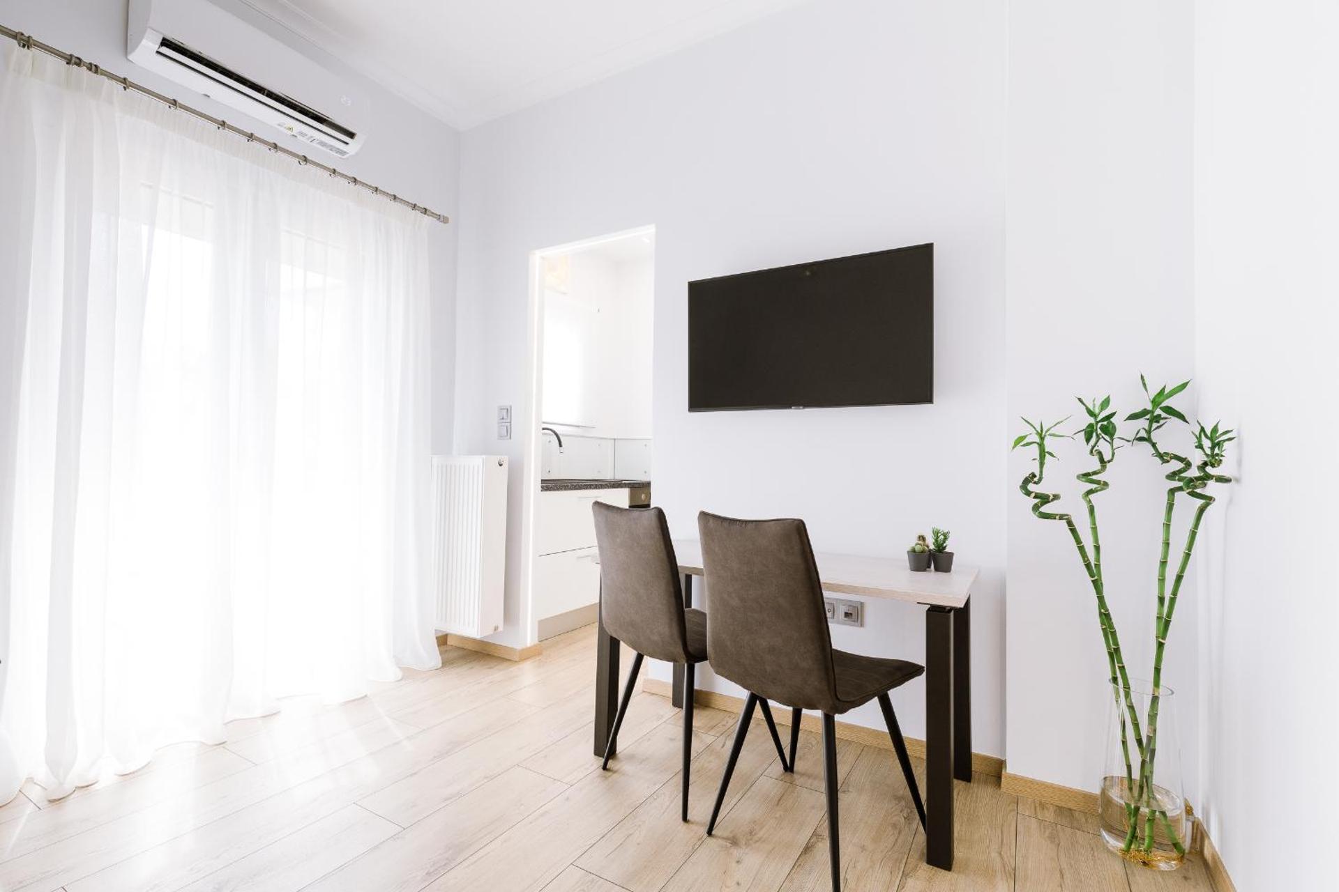 Minimal apartment on the shadow of the Acropolis