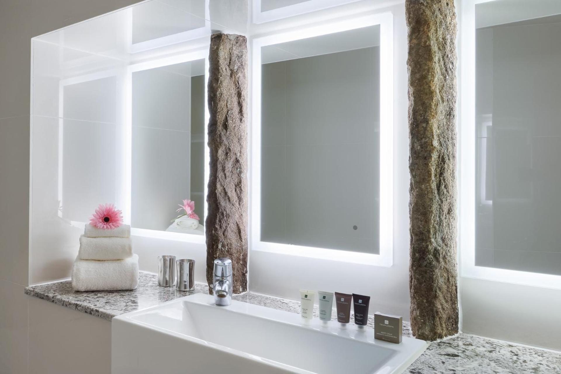 The Saddleworth Hotel