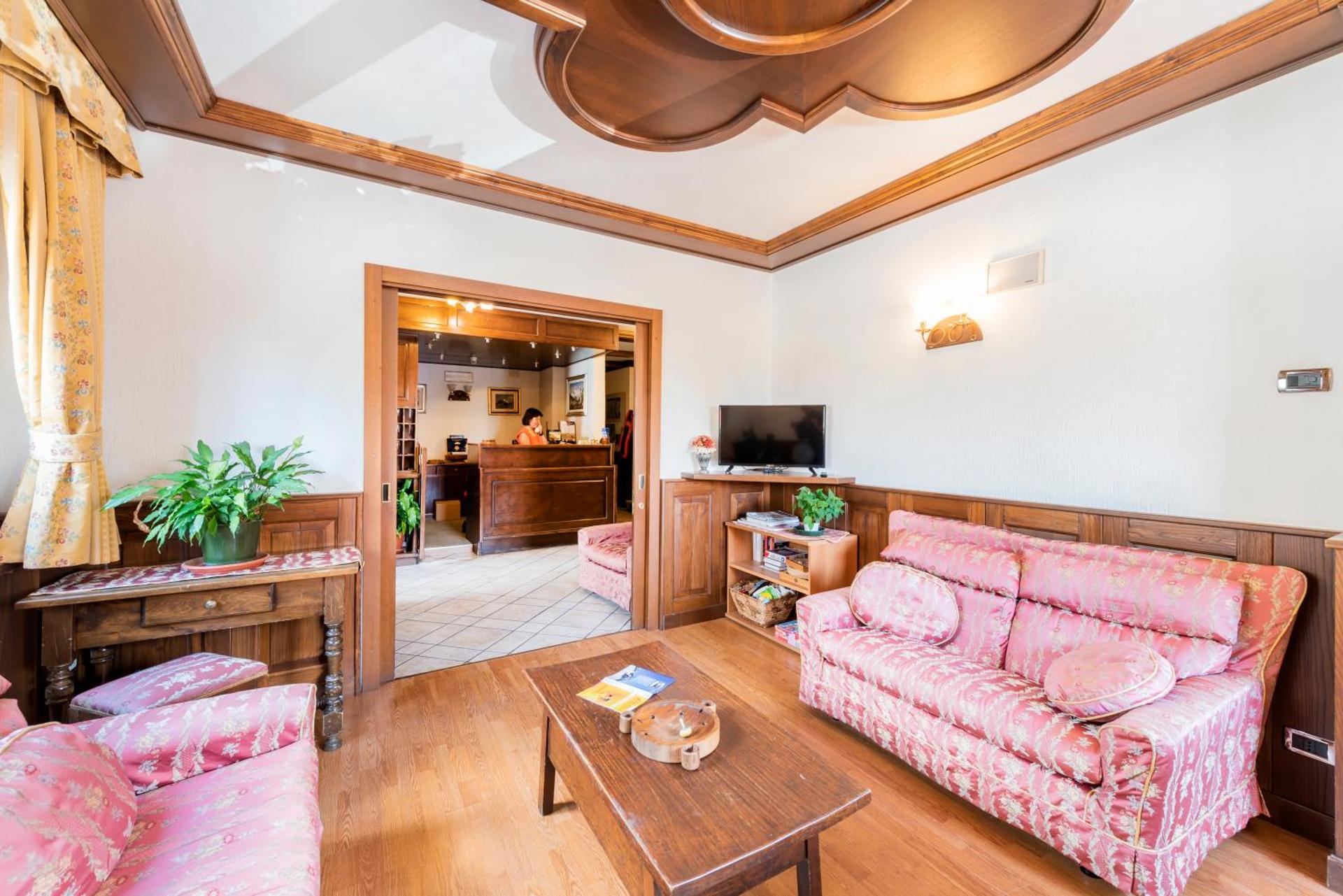 Communal lounge/ TV room