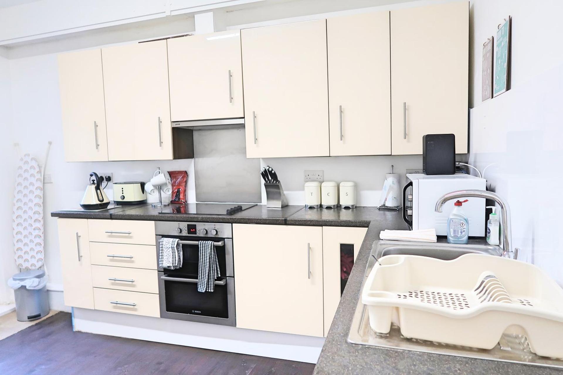 Whitburn Guest House About 7 mins Walk To The City Free Internet TV