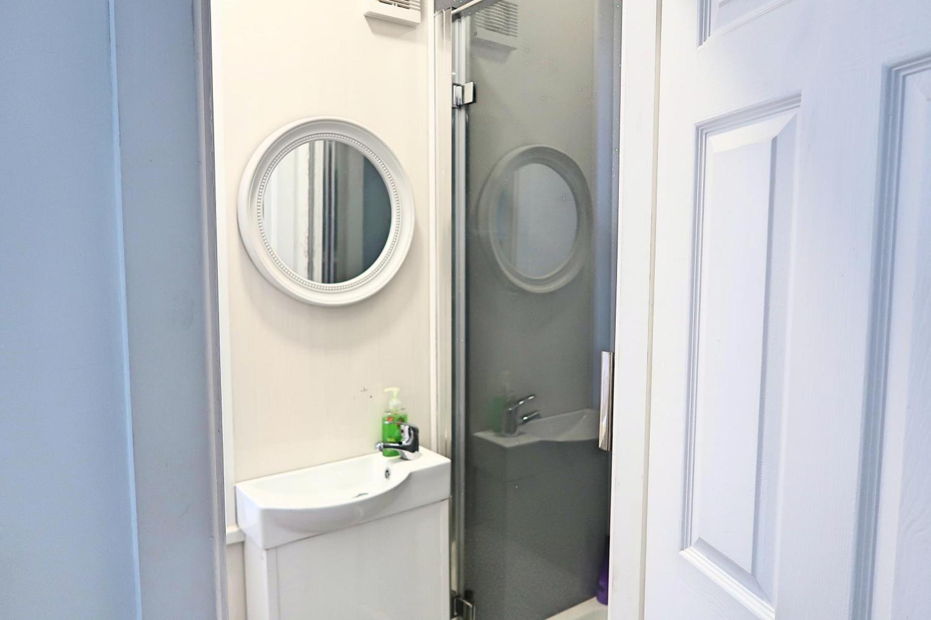 Whitburn Guest House About 7 mins Walk To The City Free Internet TV