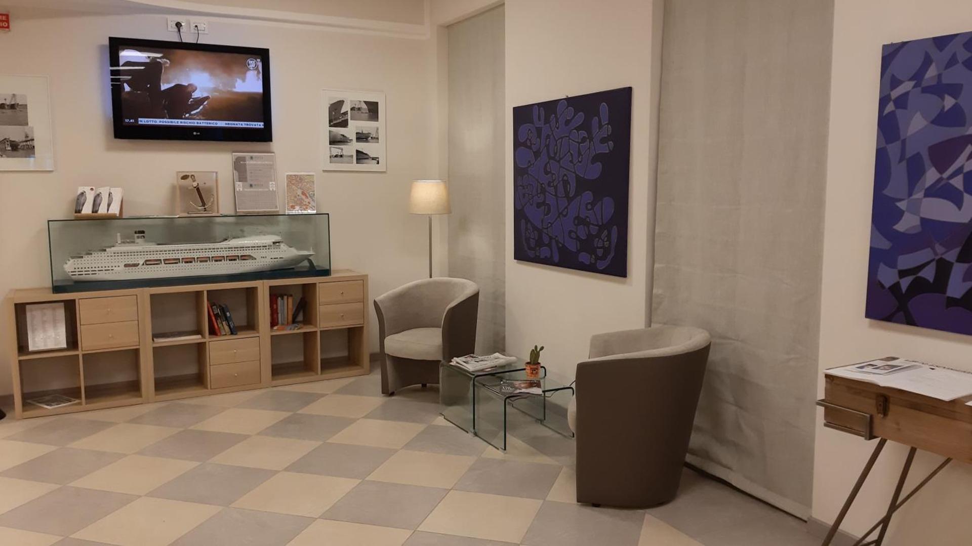 Communal lounge/ TV room