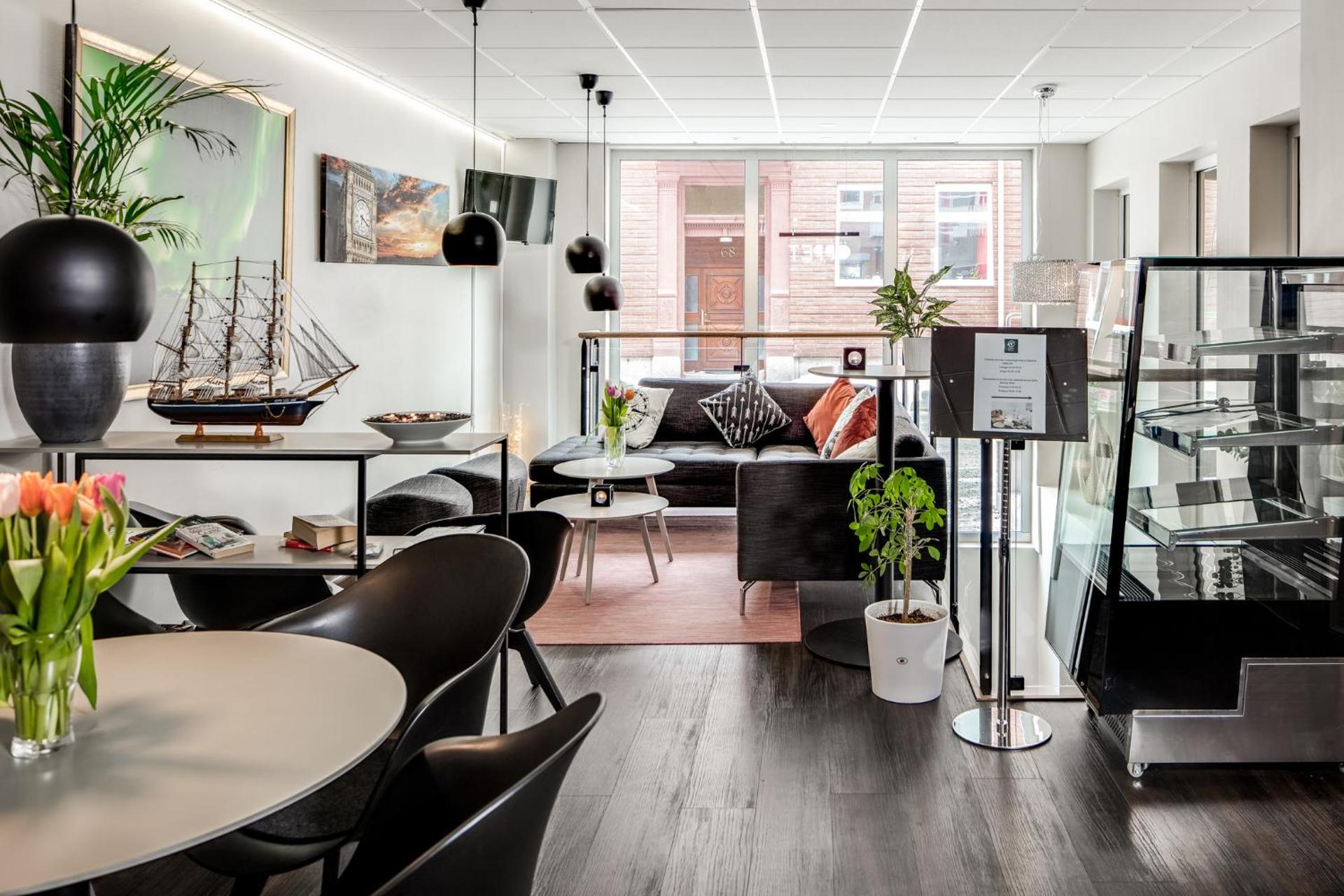 Communal lounge/ TV room