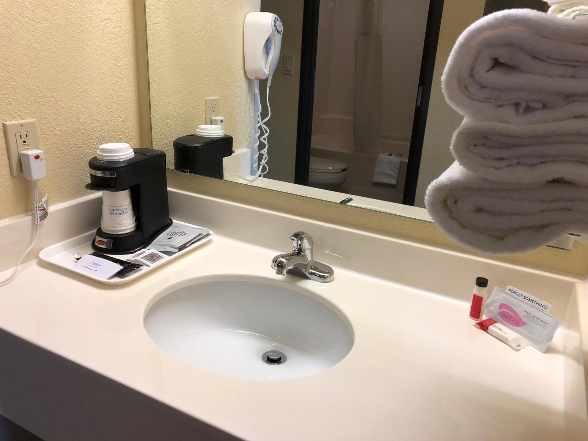 Queen Room with Recliner - Non-Smoking