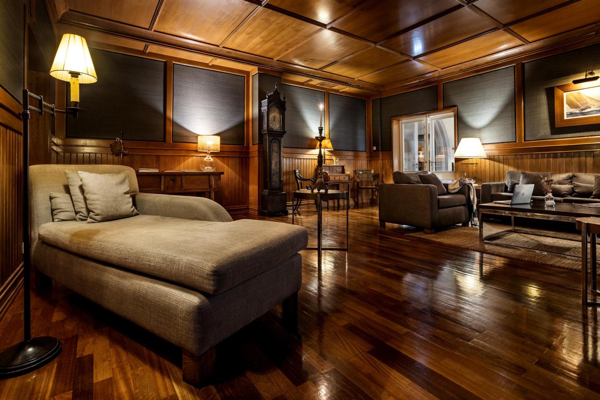 Communal lounge/ TV room