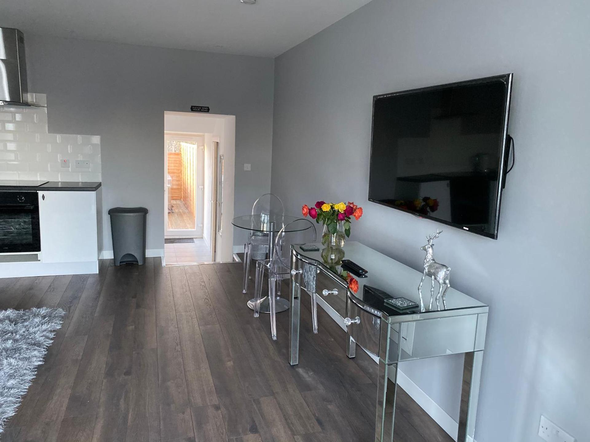 COACHMAN COTTAGE OUTSIDE HOT TUB