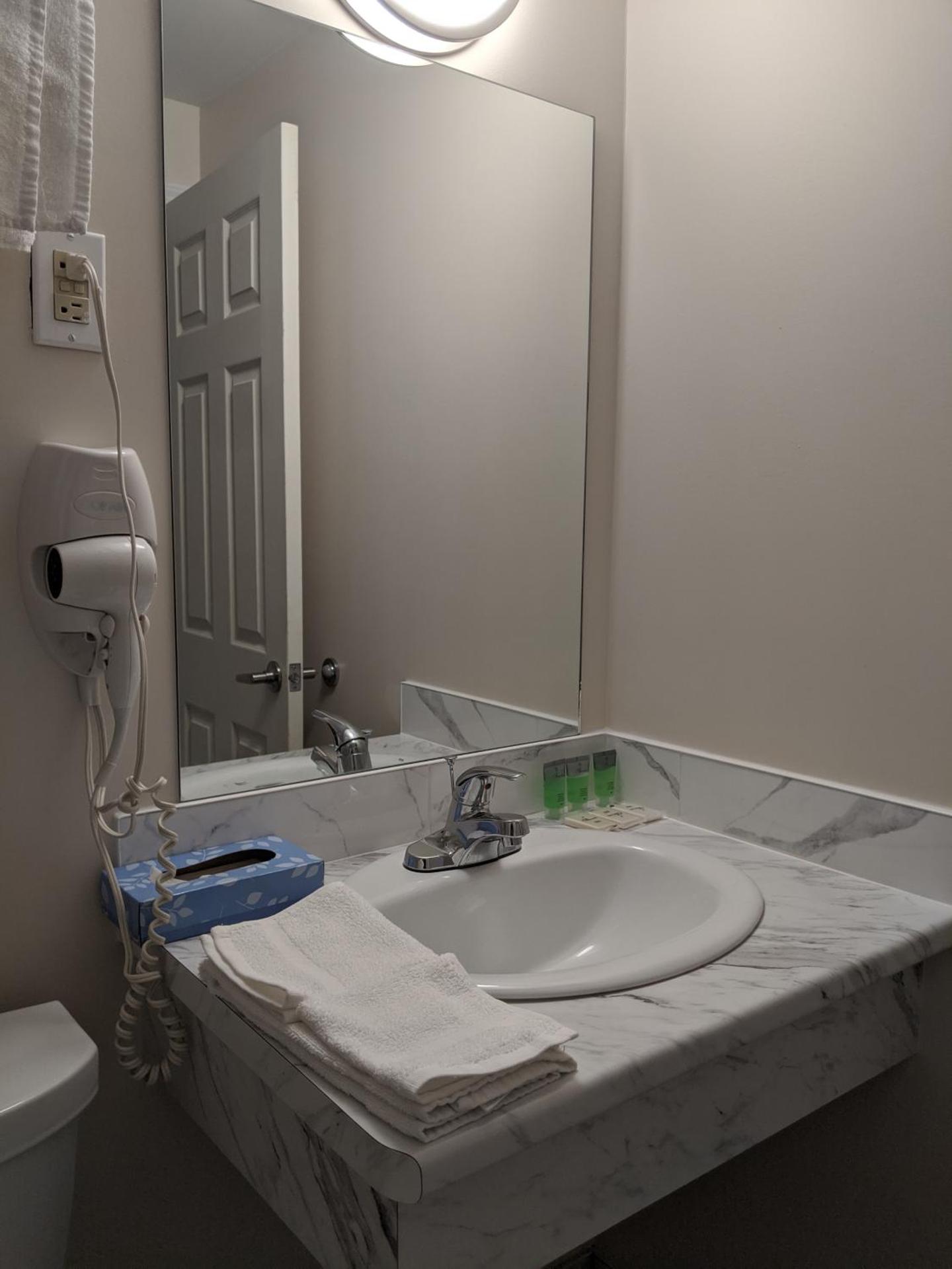 Falls Lodge & Suites