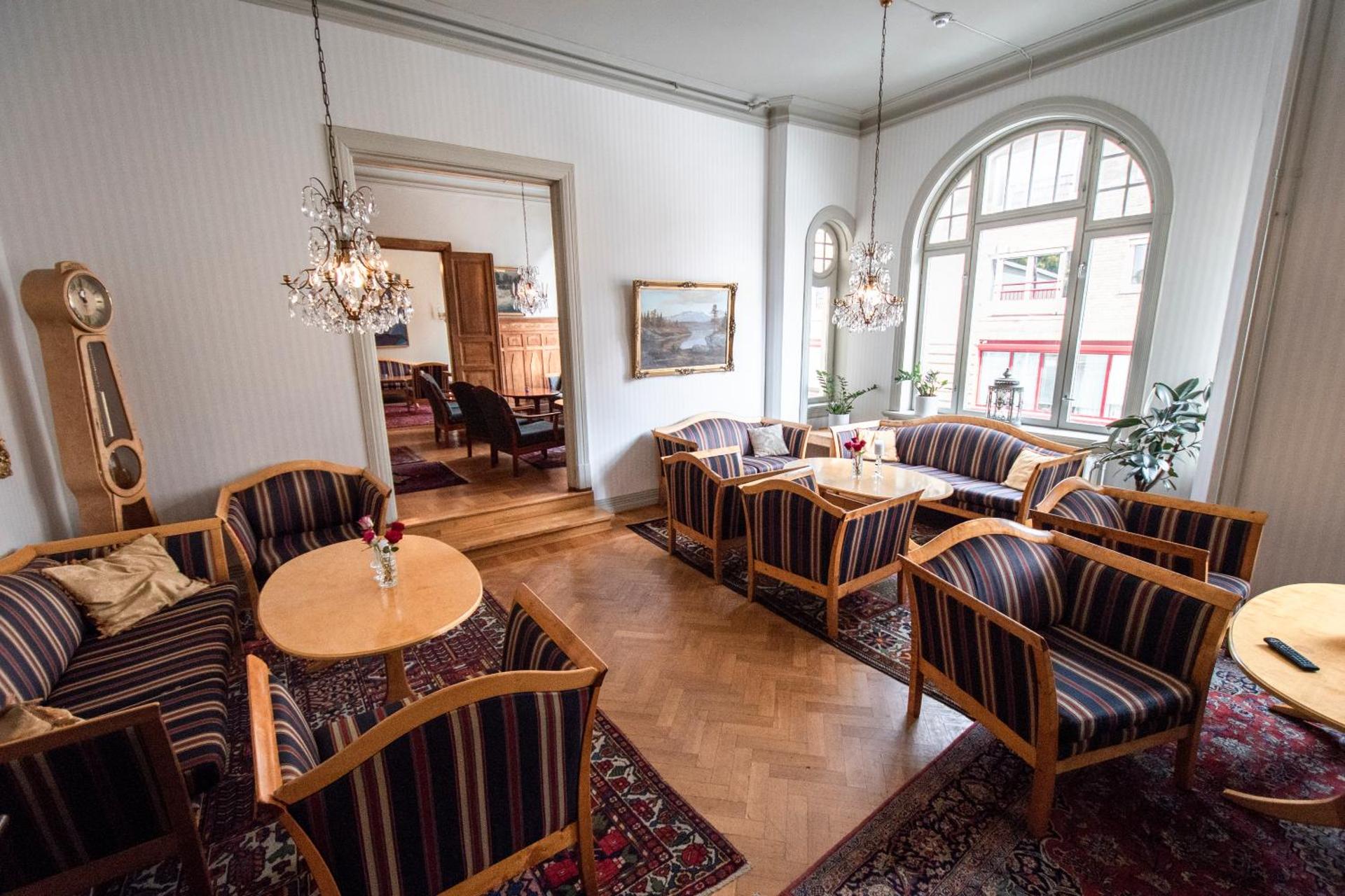 Communal lounge/ TV room