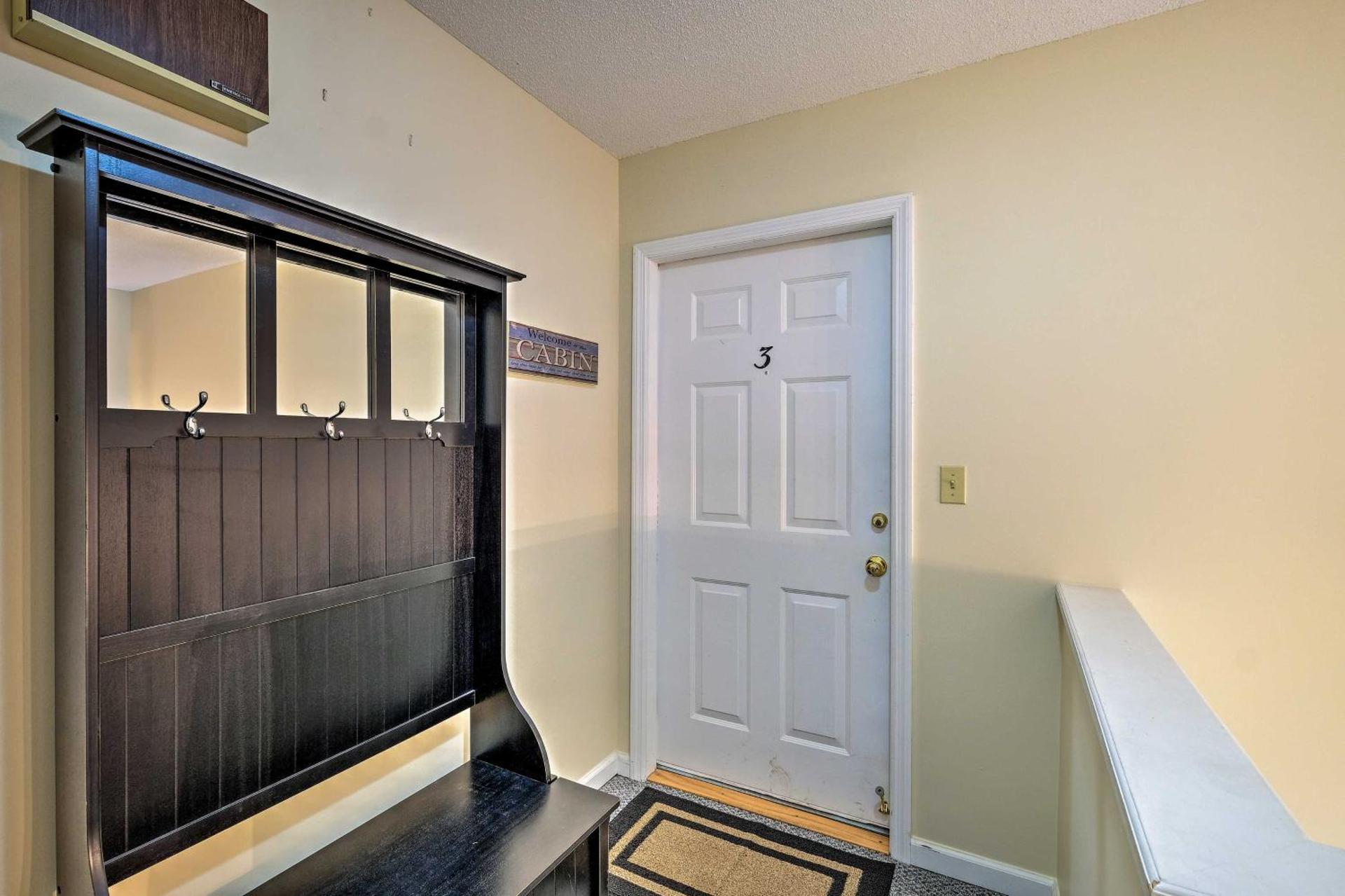 Condo with Loft 2 Mi to Windham Mountain Ski!