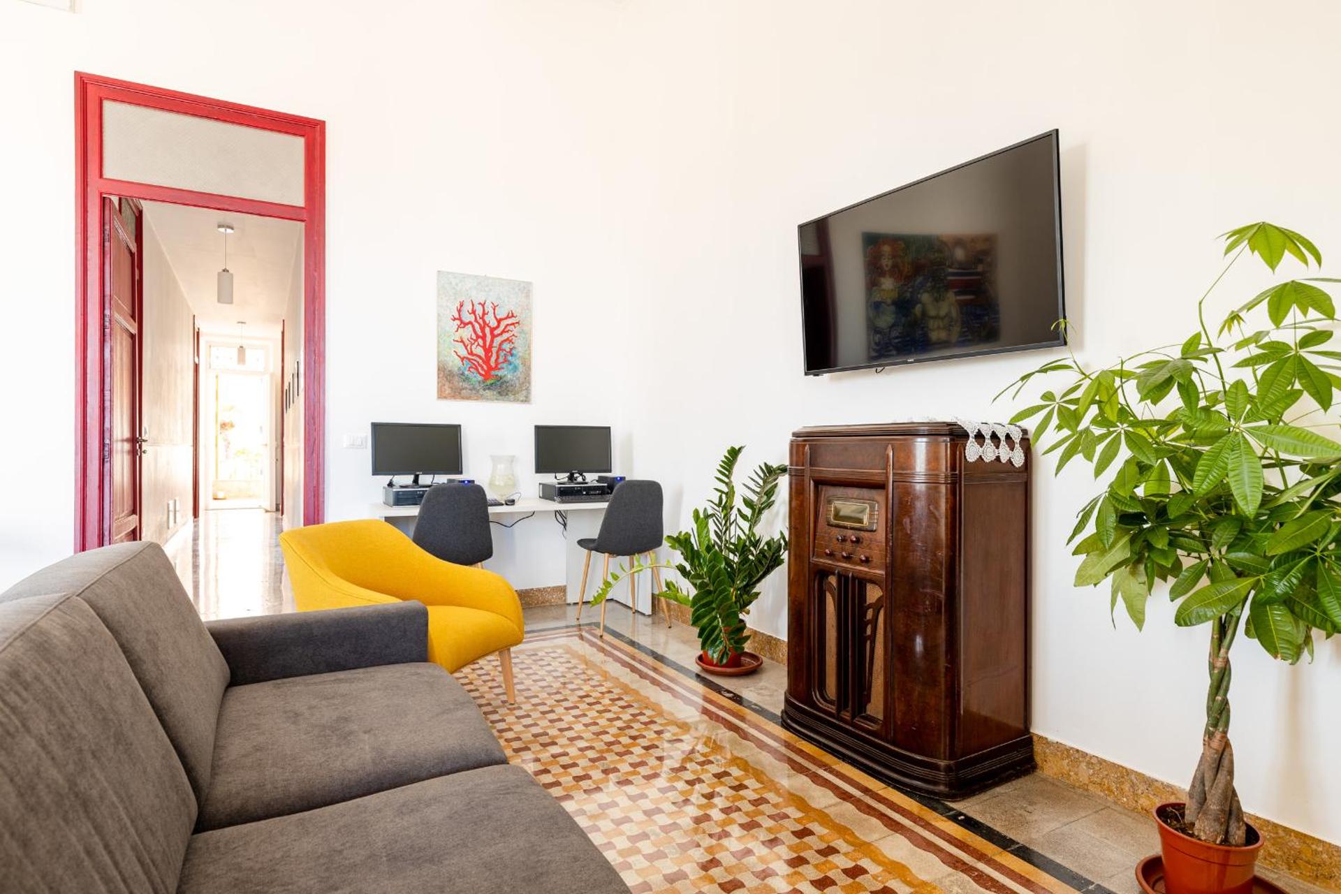 Communal lounge/ TV room