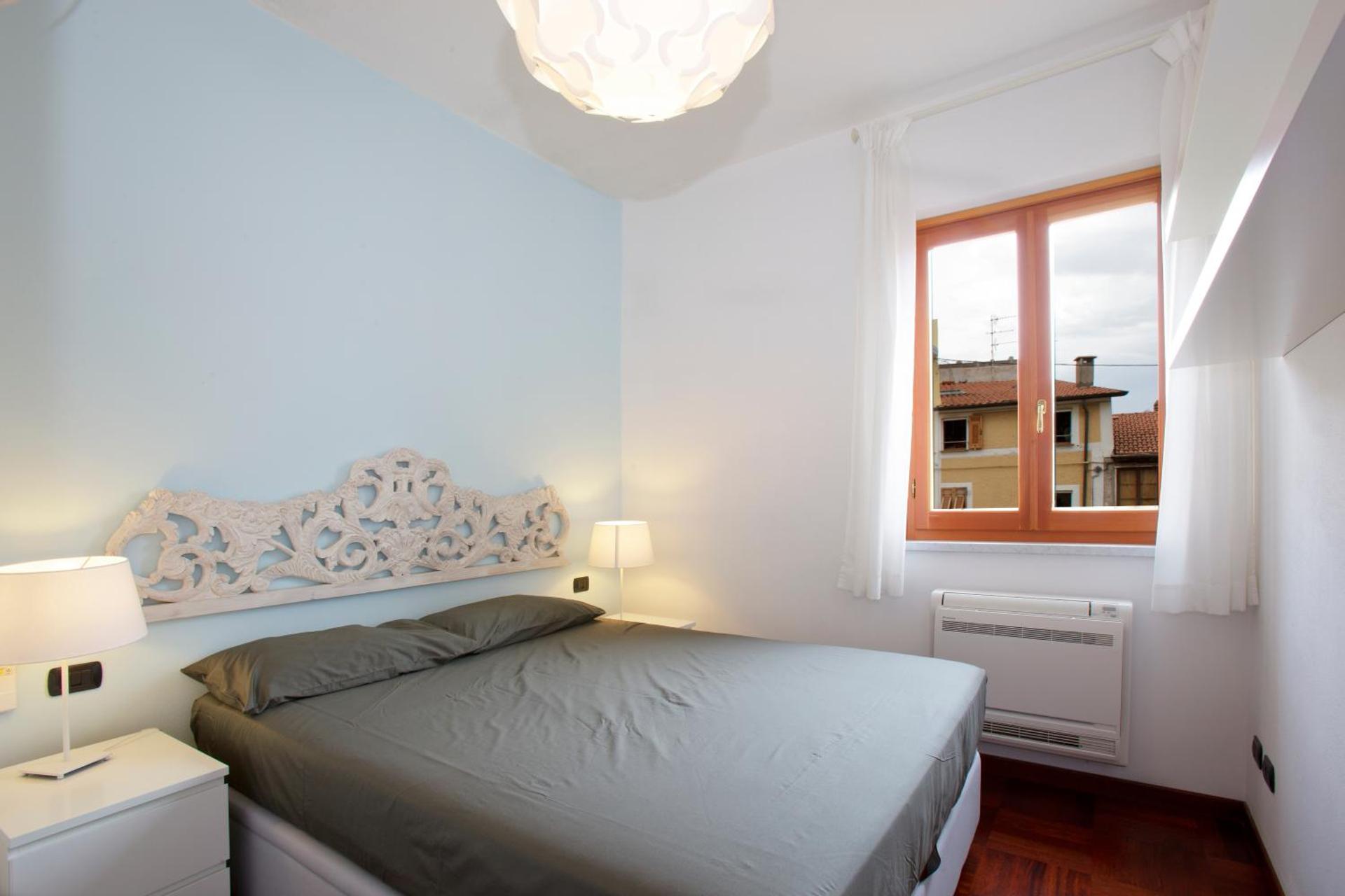 Deluxe One-Bedroom Apartment