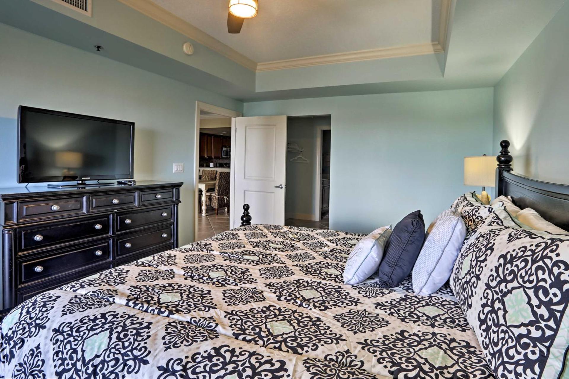 Beachfront Destin Condo with Pool and Harbor View!