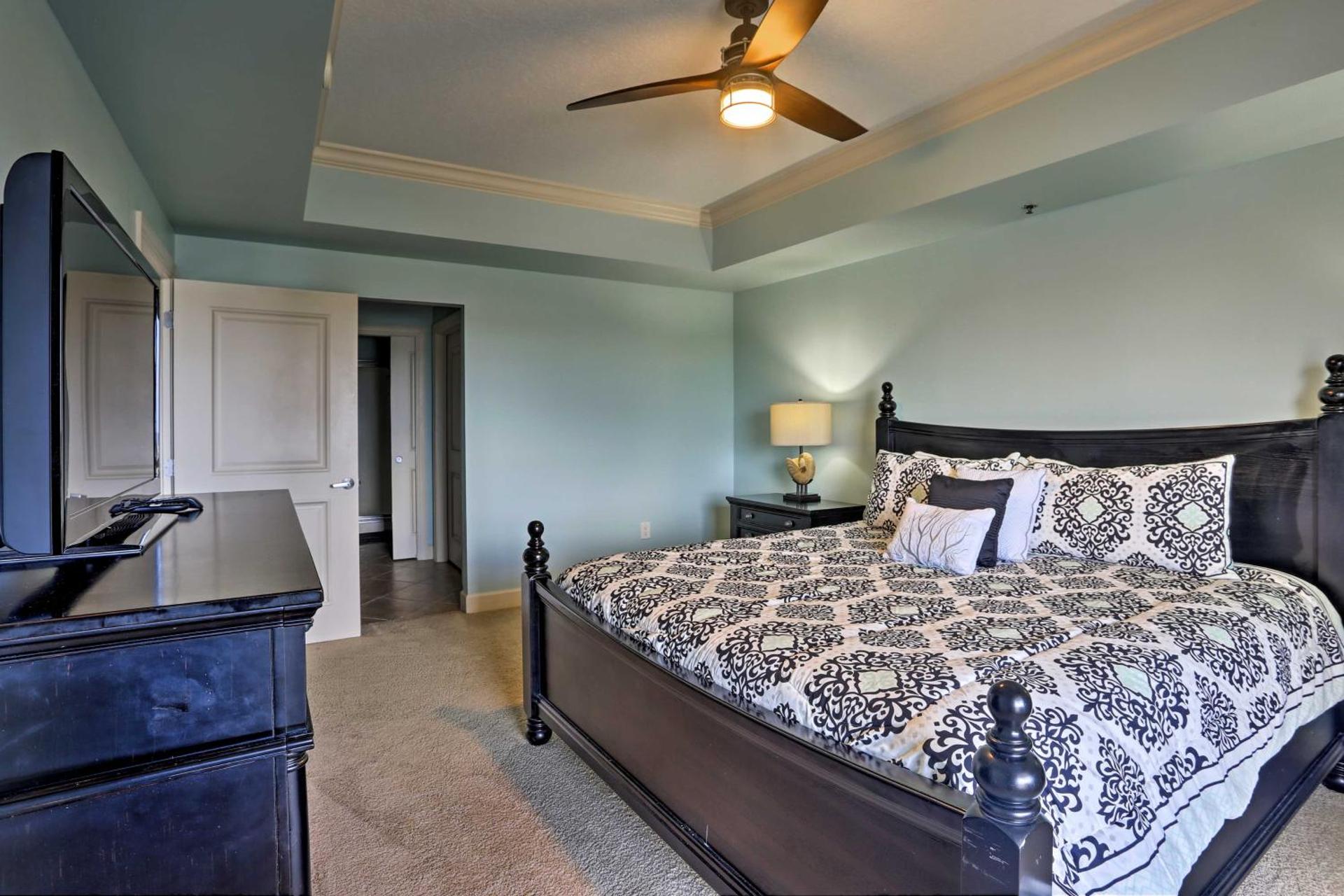 Beachfront Destin Condo with Pool and Harbor View!