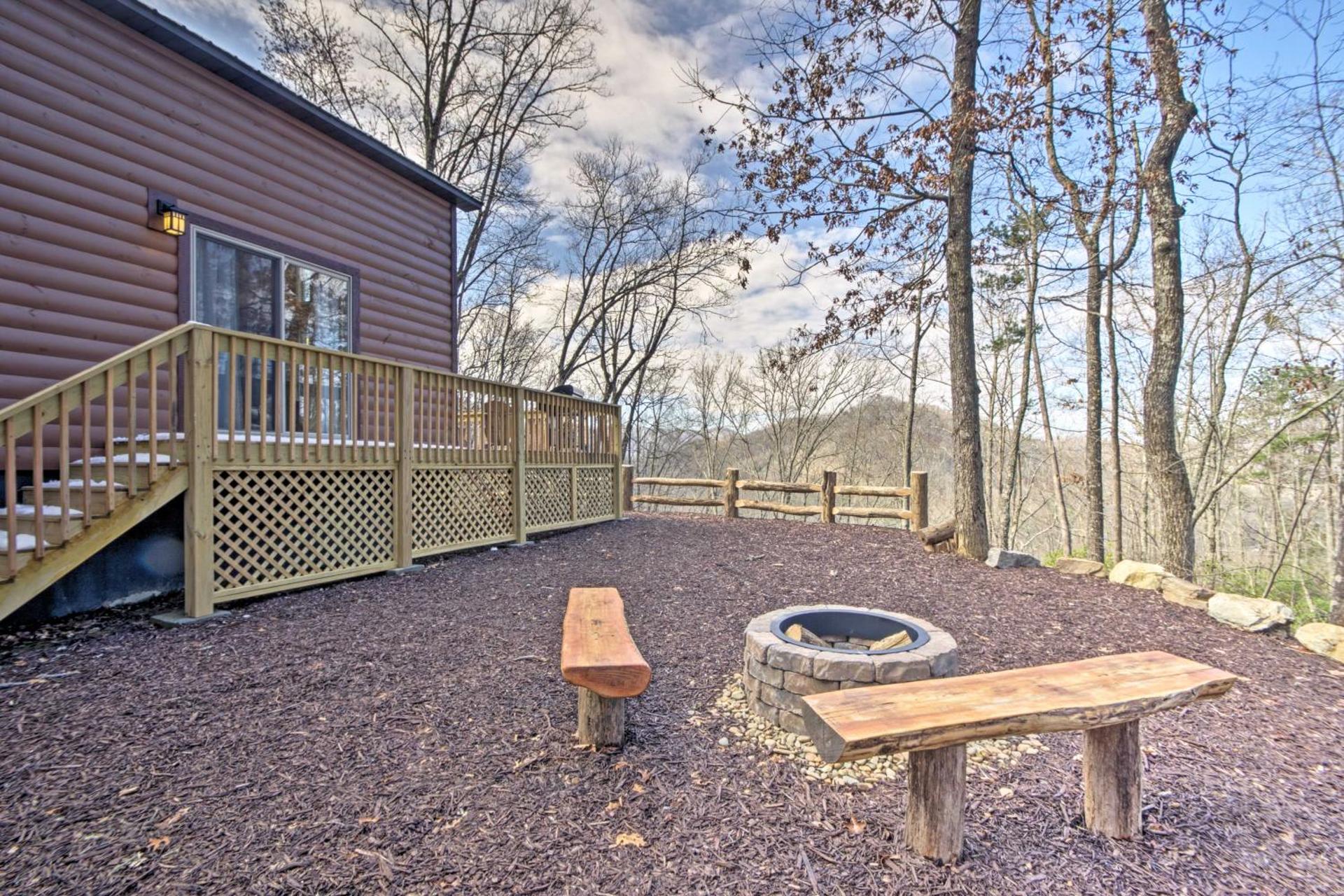 Hot Tub and Views Charming Bryson City Cabin!