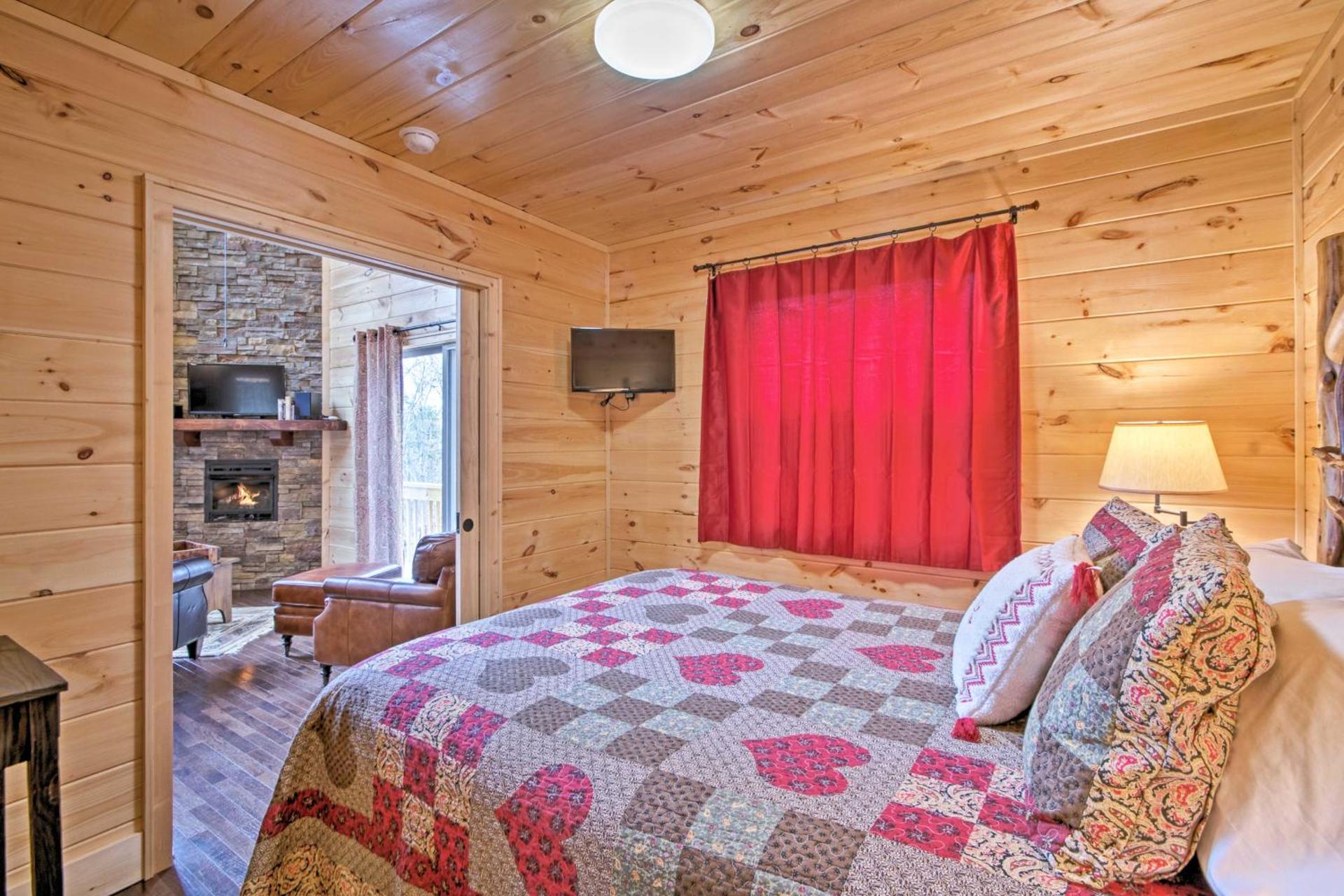 Hot Tub and Views Charming Bryson City Cabin!