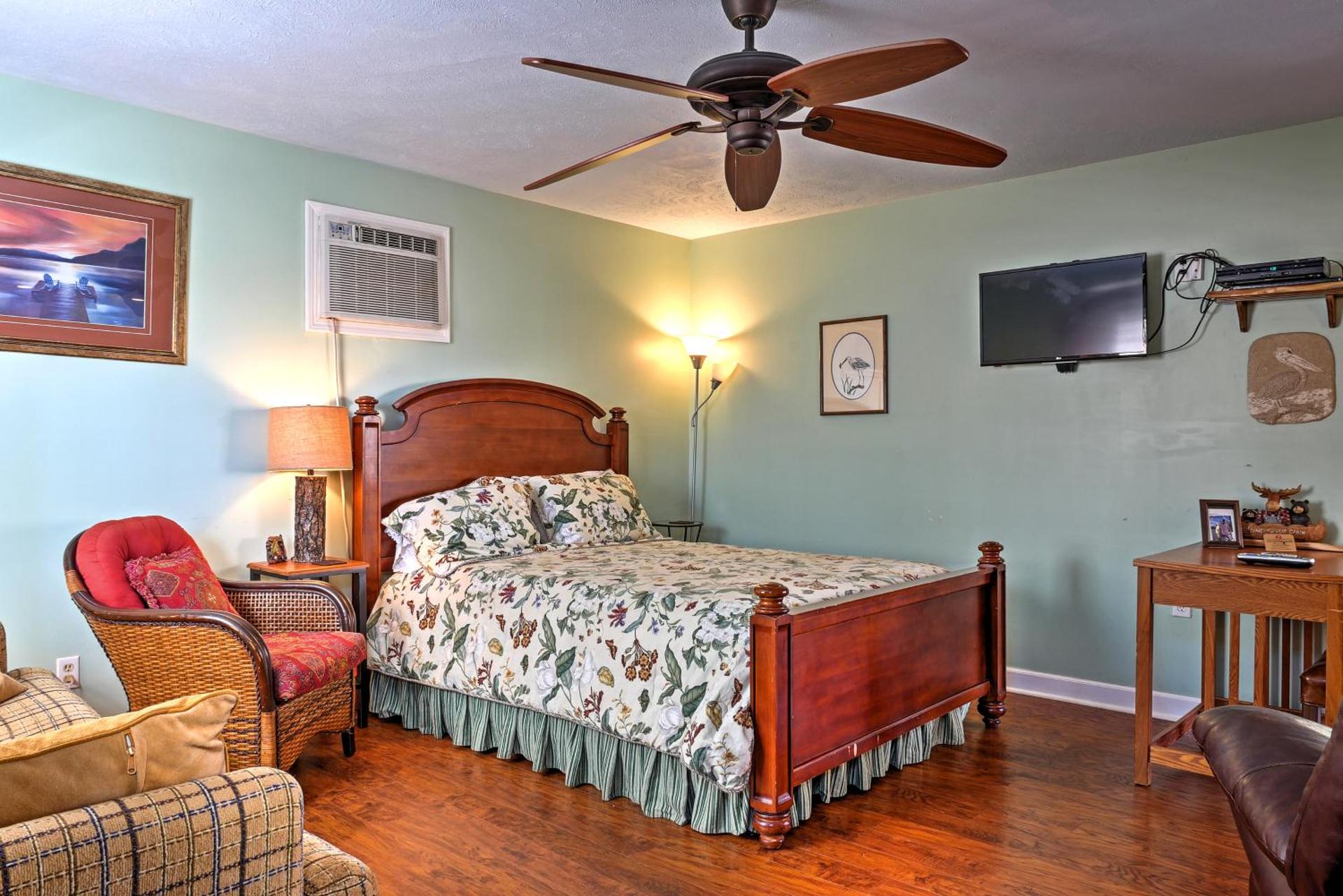 Paradise Cove Cabin with Boathouse and Dock