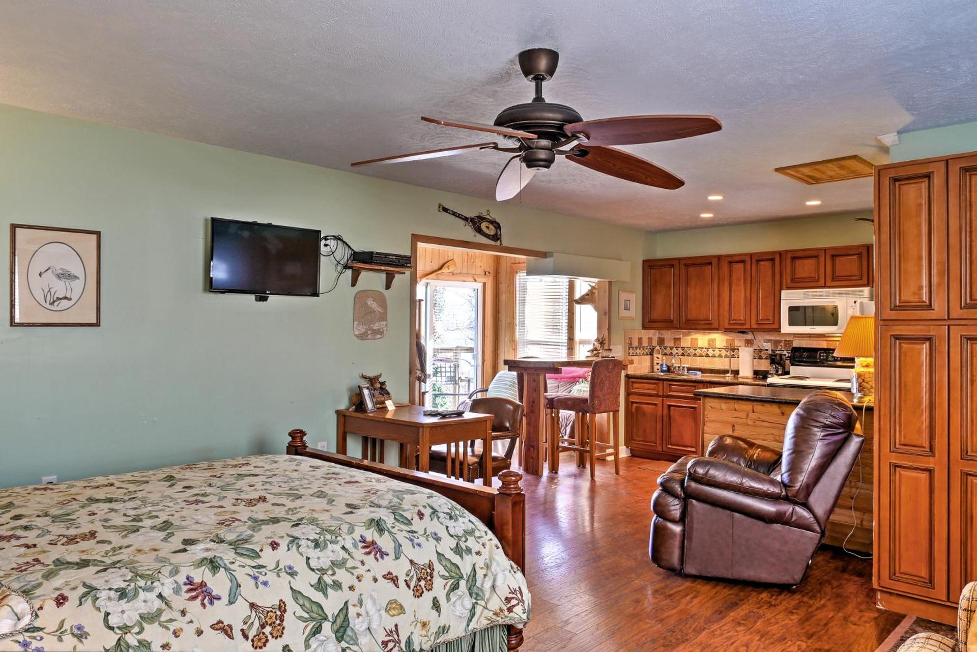 Paradise Cove Cabin with Boathouse and Dock