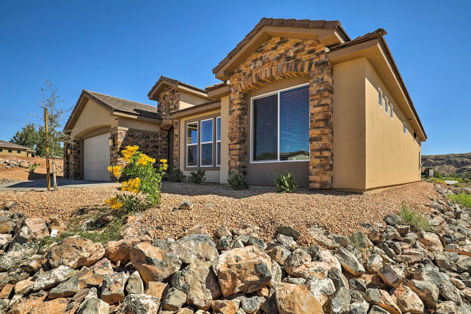 La Verkin Home with Hot Tub, Kayaks, and Bikes!