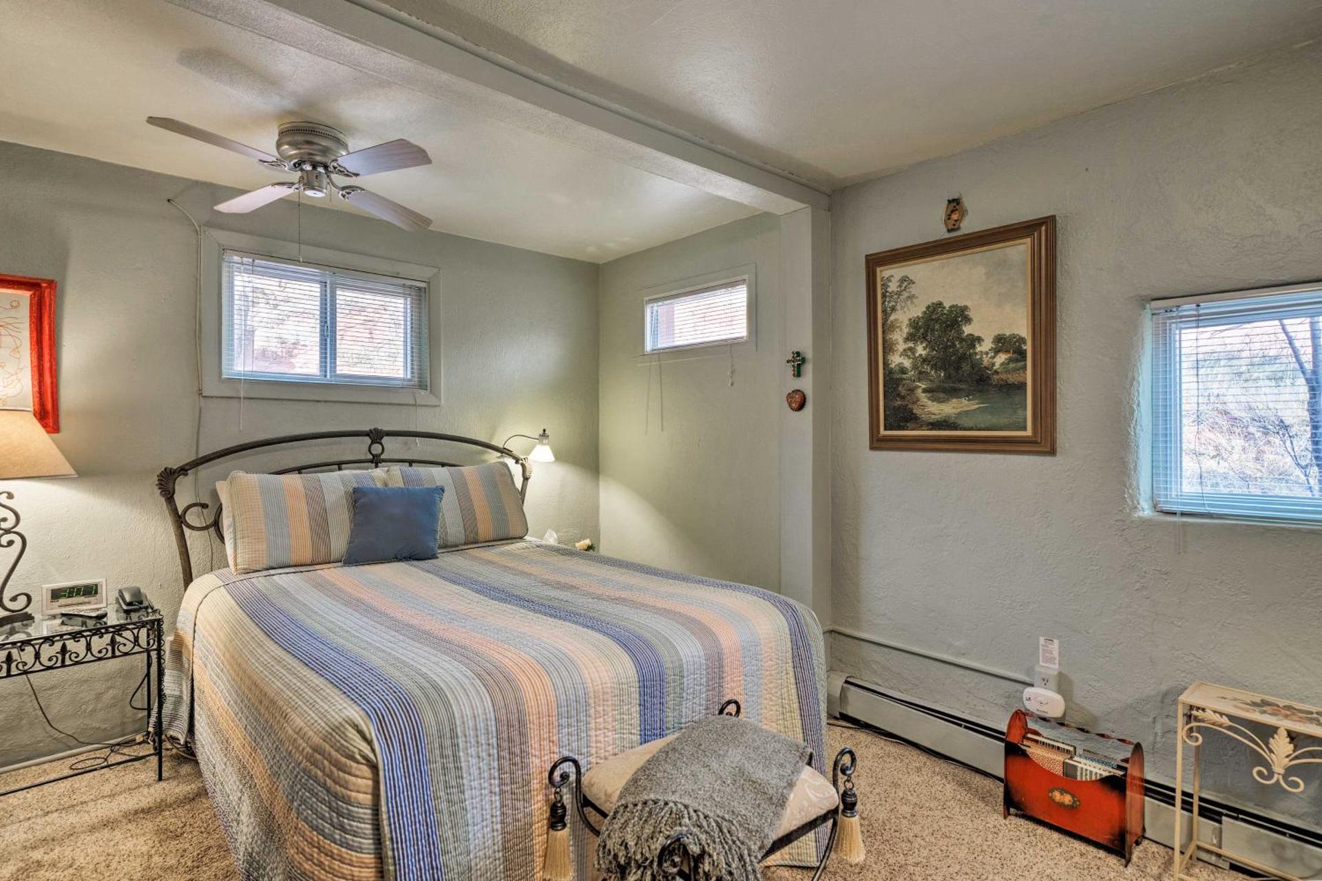 Colorful Bungalow By Pikes PeakandGarden of the Gods