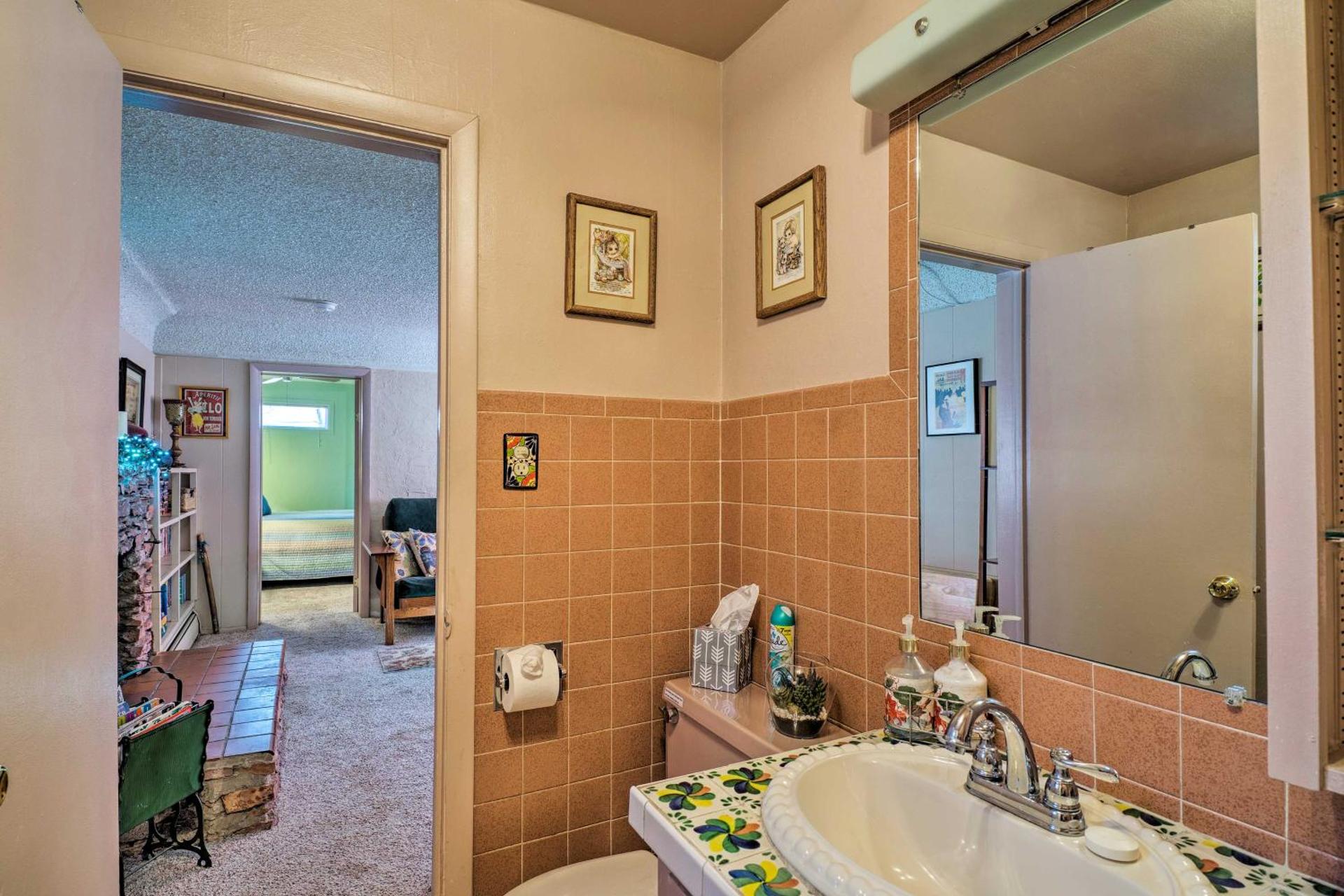 Colorful Bungalow By Pikes PeakandGarden of the Gods