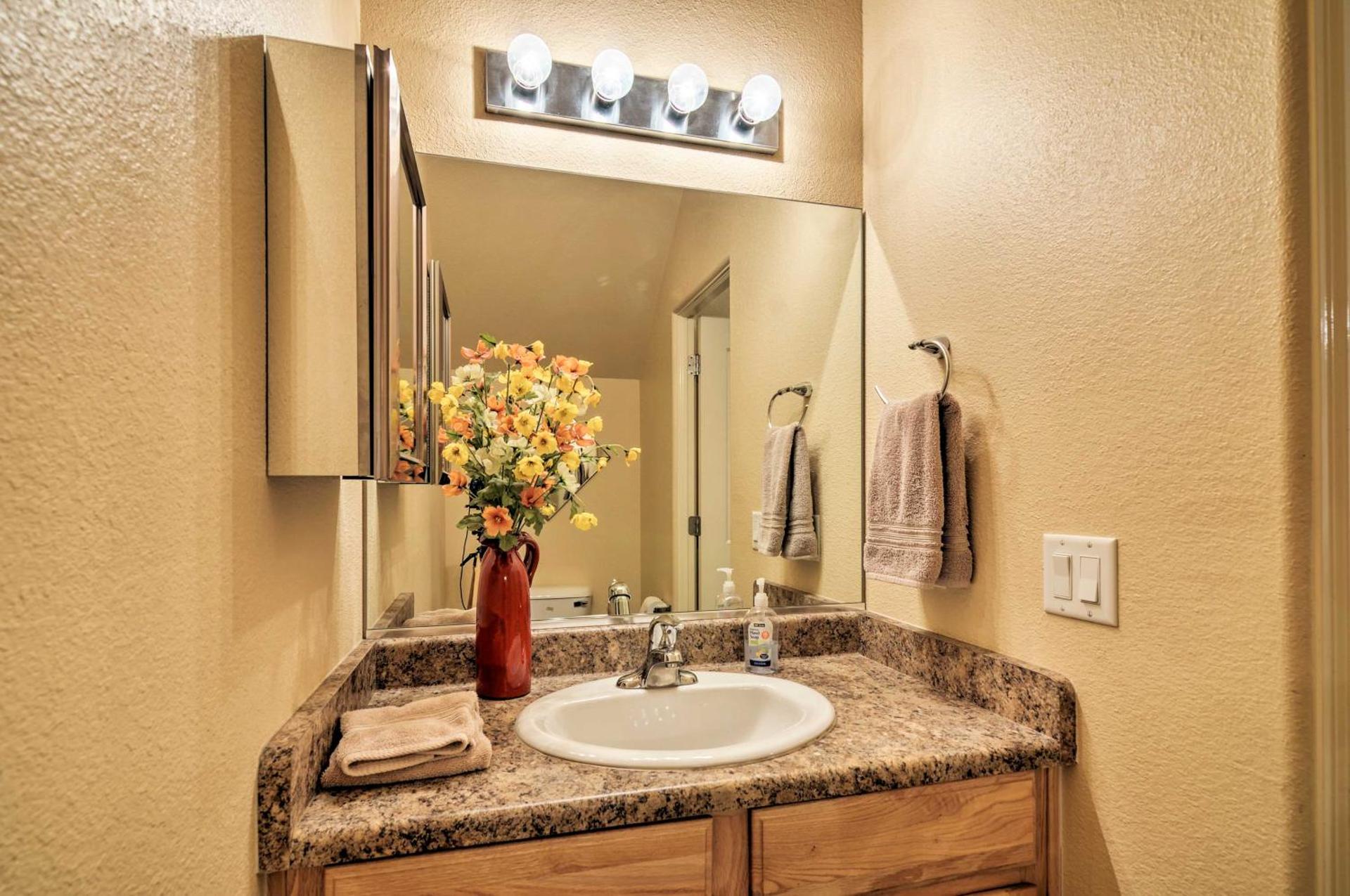 Kanab Condo with Pool and AC Less Than 1 Mi to Attractions!