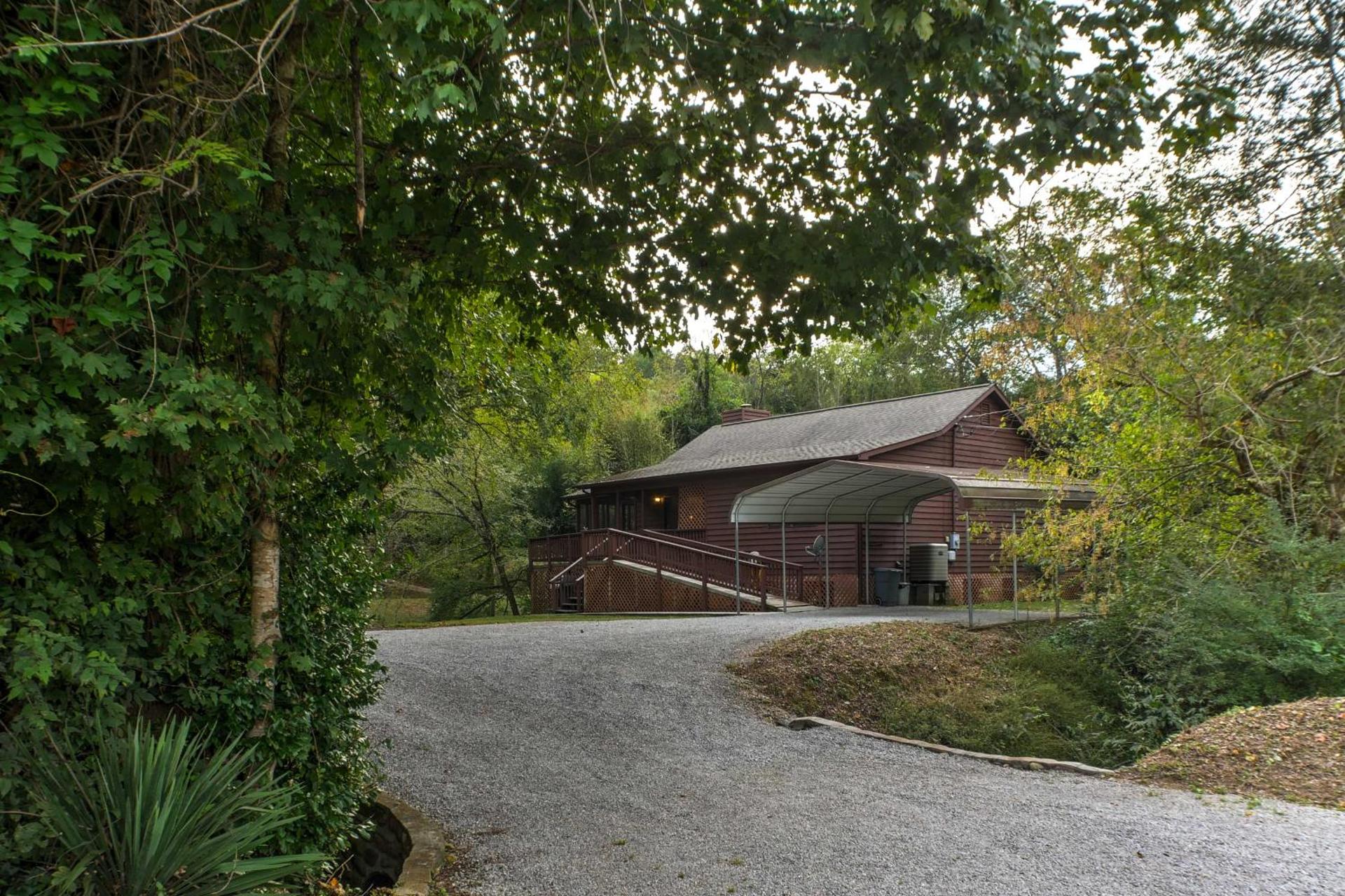 Creekfront Cabin Near Chattanooga with Hot Tub!